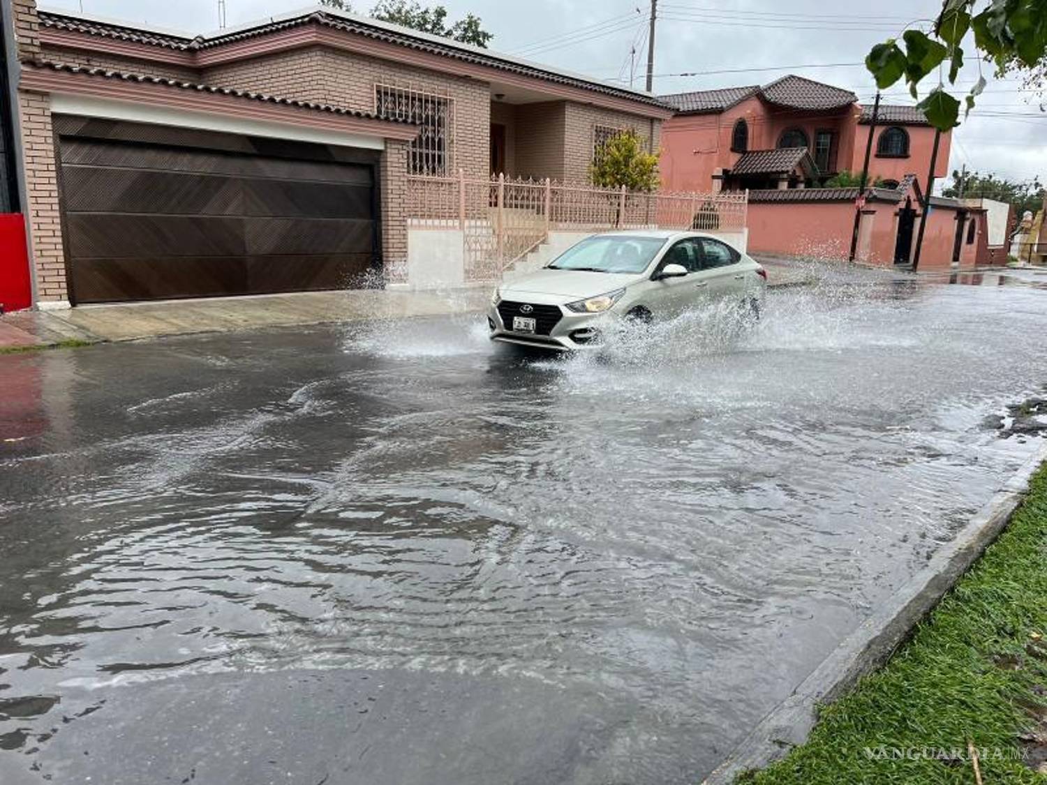 $!El Gobierno Municipal recomienda a los ciudadanos mantenerse informados y tomar precauciones ante las lluvias y posibles incidentes climáticos. FOTO: OMAR SAUCEDO/VANGUARDIA