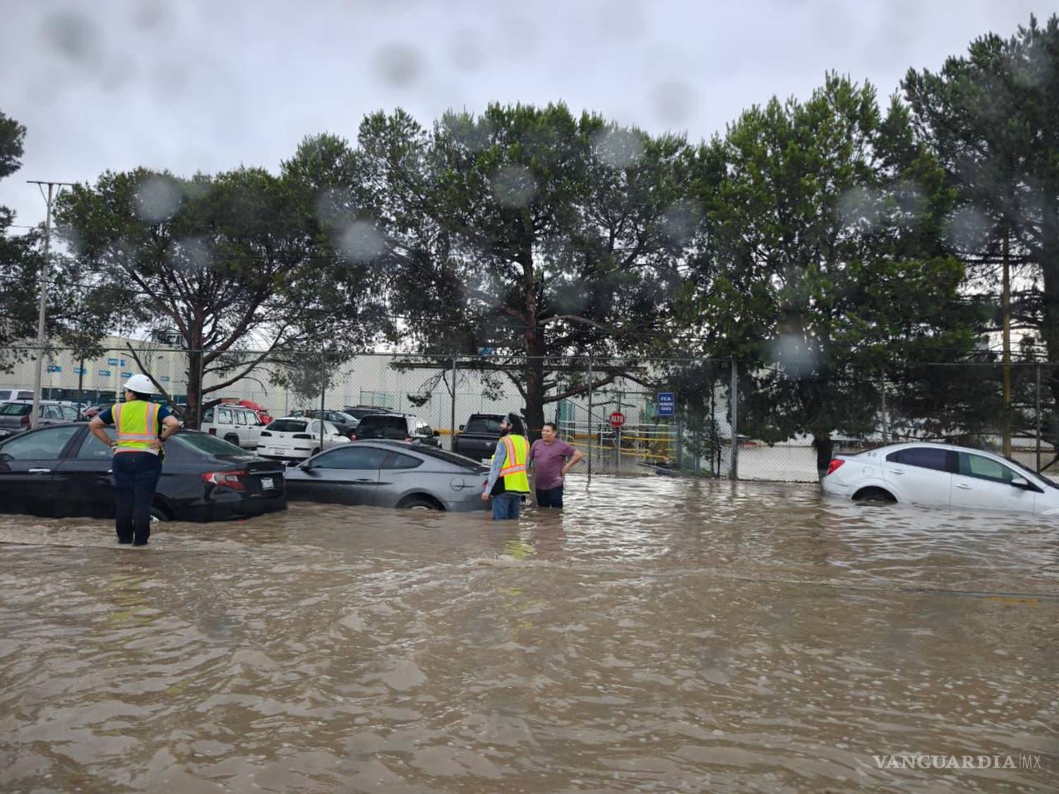 $!En Ramos Arizpe, el parque Finsa y sectores como Manantiales del Valle y Stellantis sufrieron inundaciones y daños en la entrada principal.