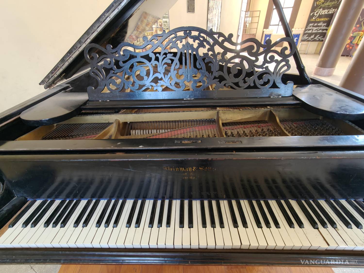 $!El nombre Steinway &amp; Sons todavía puede distinguirse sobre la madera, encima de un teclado marcado por el paso del tiempo. El instrumento conserva su caja negra, patas torneadas, atril ornamental y buena parte de su estructura original.