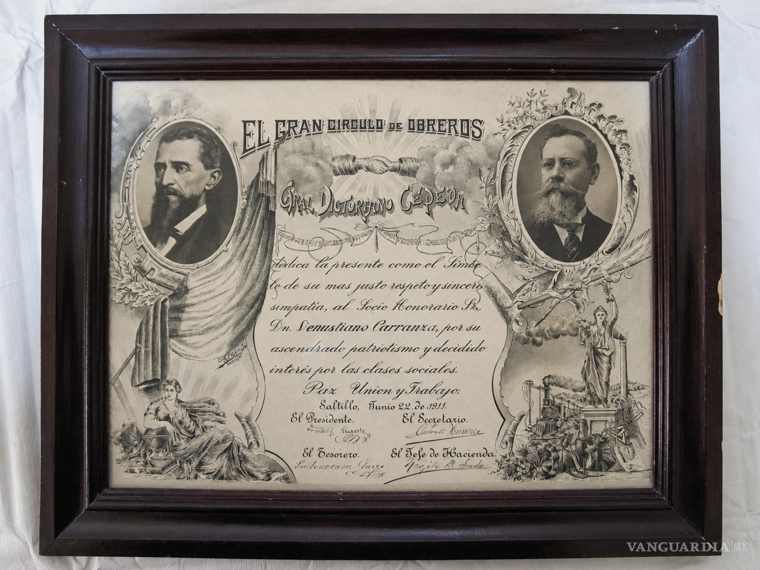 $!Diploma otorgado a Venustiano Carranza por el Gran Círculo de Obreros General Victoriano Cepeda, en Saltillo, el 22 de junio de 1911. La agrupación lo reconoció como socio honorario bajo el lema “Paz, Unión y Trabajo”. La pieza revela que las organizaciones obreras no sólo creaban redes de ayuda: también buscaban interlocución y reconocimiento dentro de las estructuras políticas de su tiempo.