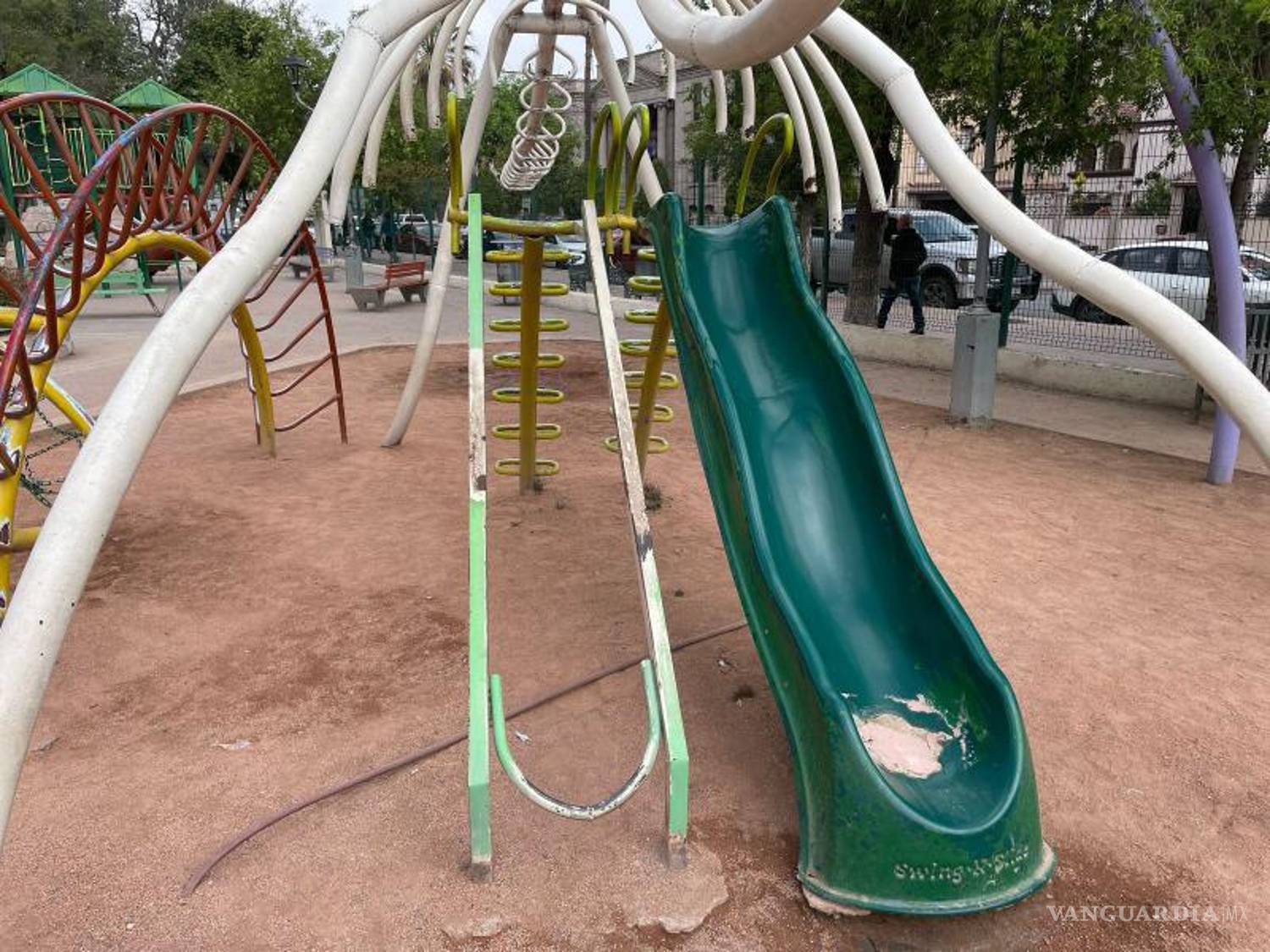 $!Una de las secciones del área de juegos infantiles carece de uno de los resbaladeros, lo que limita las opciones de juego para los niños.