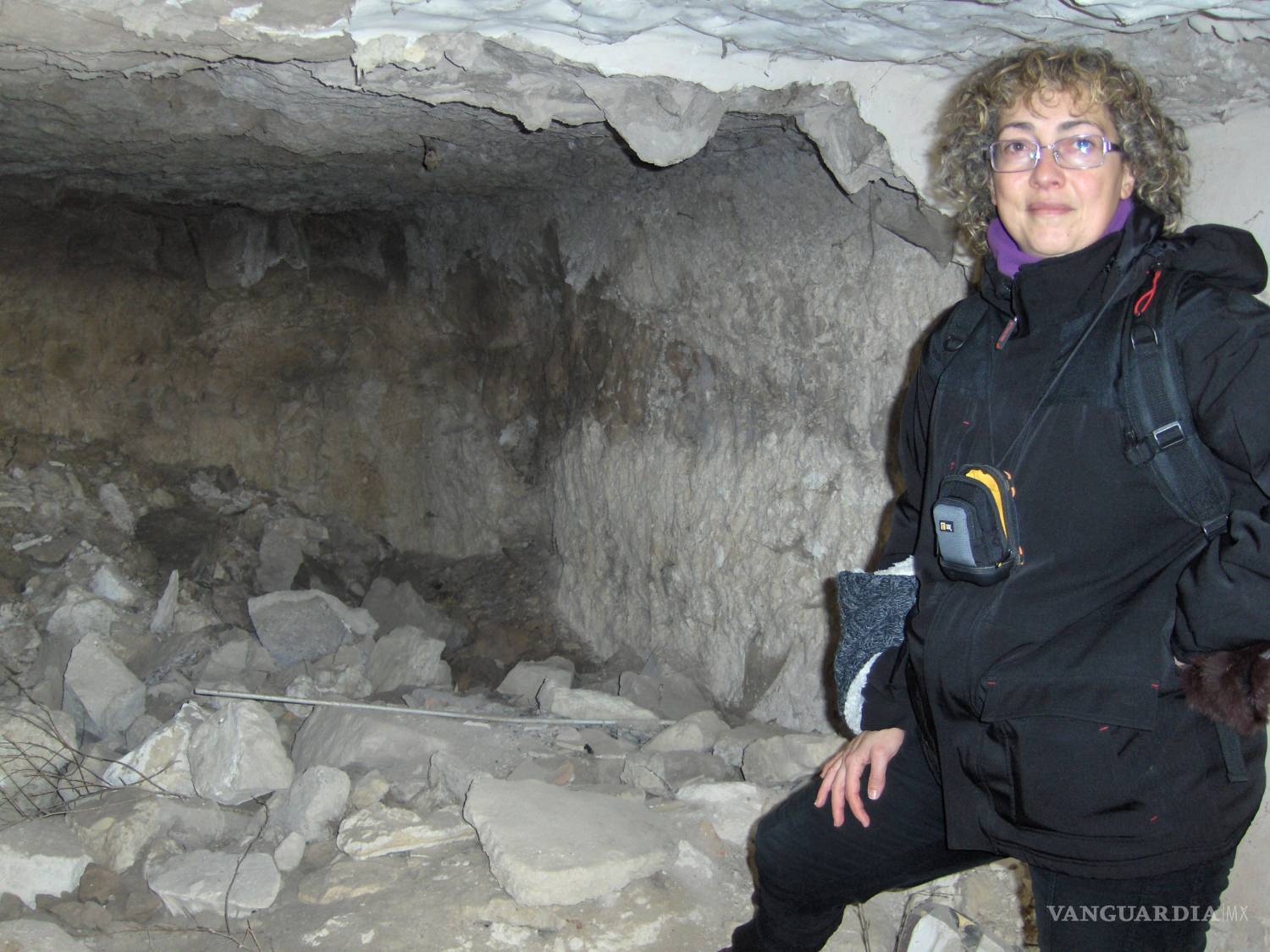 $!Raquel Cañizares, frente a una de las casas cueva medievales excavadas en la colina y sobre las cuales se encuentra la ermita del pueblo, antes de su reconstrucción en Trigueros del Valle.
