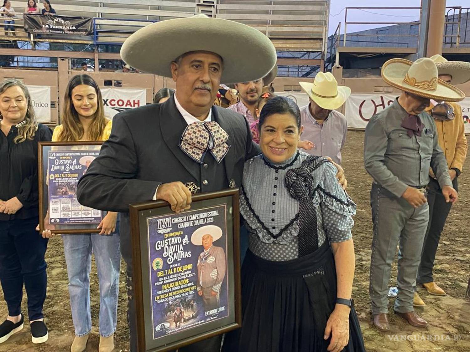 $!El ingeniero posa junto a la coordinadora de escaramuzas, que recientemente recibió el Sarape de Oro por su contribución a la charrería, Irma Echevarría.
