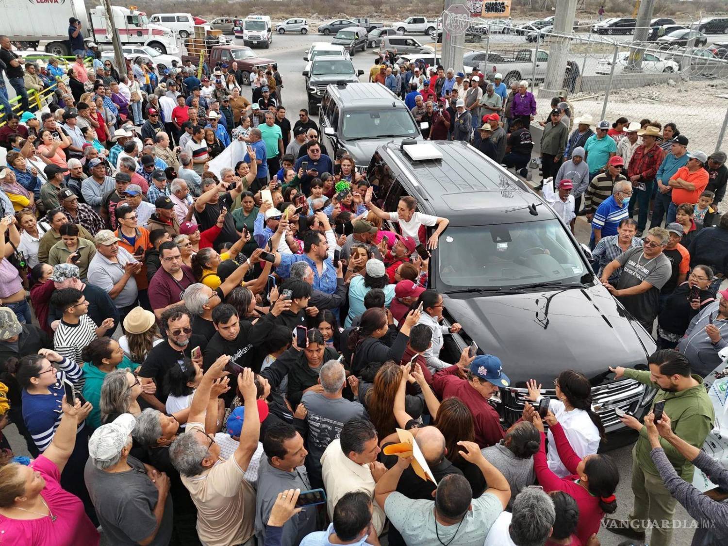 $!Estuvo acompañada por el gobernador Manolo Jiménez Salinas, el director general del Infonavit, Octavio Romero Oropeza, entre otros funcionarios