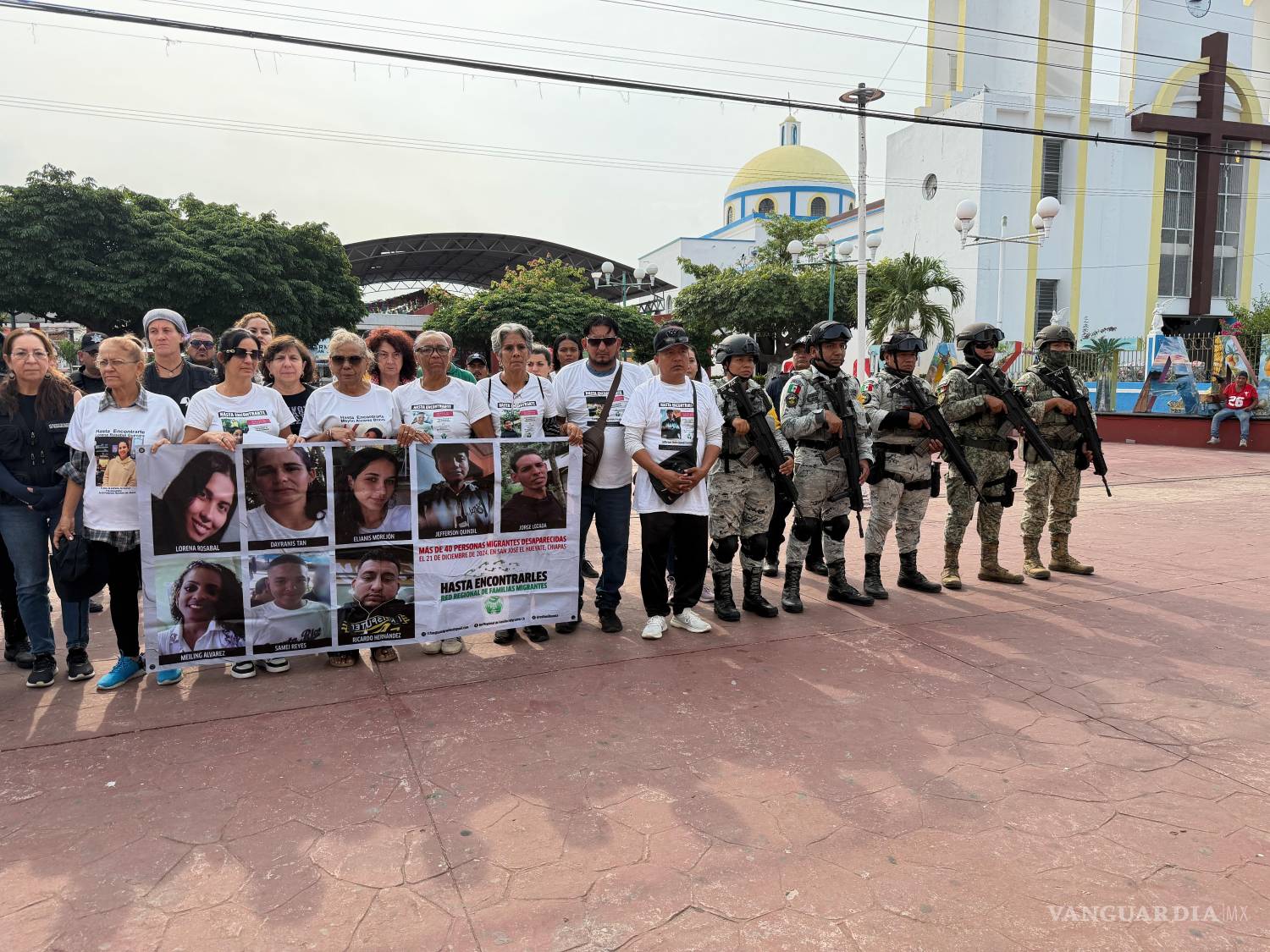 $!Personas que buscan a migrantes desaparecidos posan con fotos de sus seres queridos desaparecidos en Mazatán, estado de Chiapas, México.
