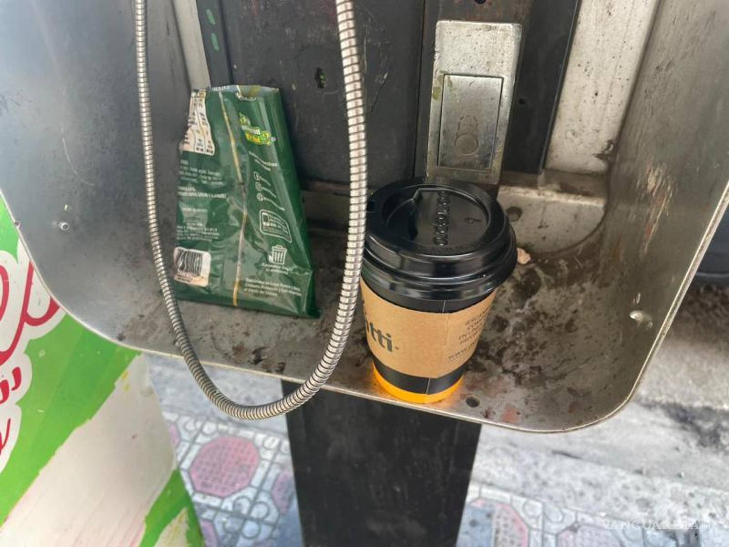 $!Es común encontrar basura en las casetas de teléfonos.