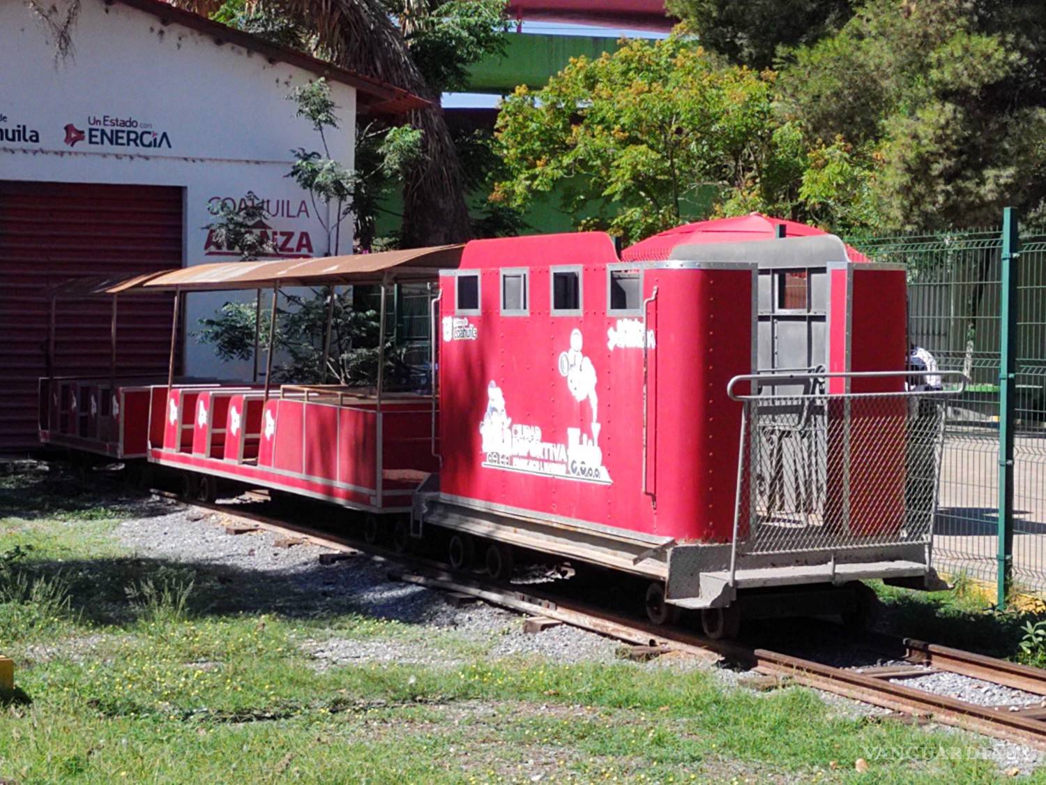 $!Dentro de un área sin acceso, pero visibles, los tres carros permanecen estacionados fuera de una especie de galera.