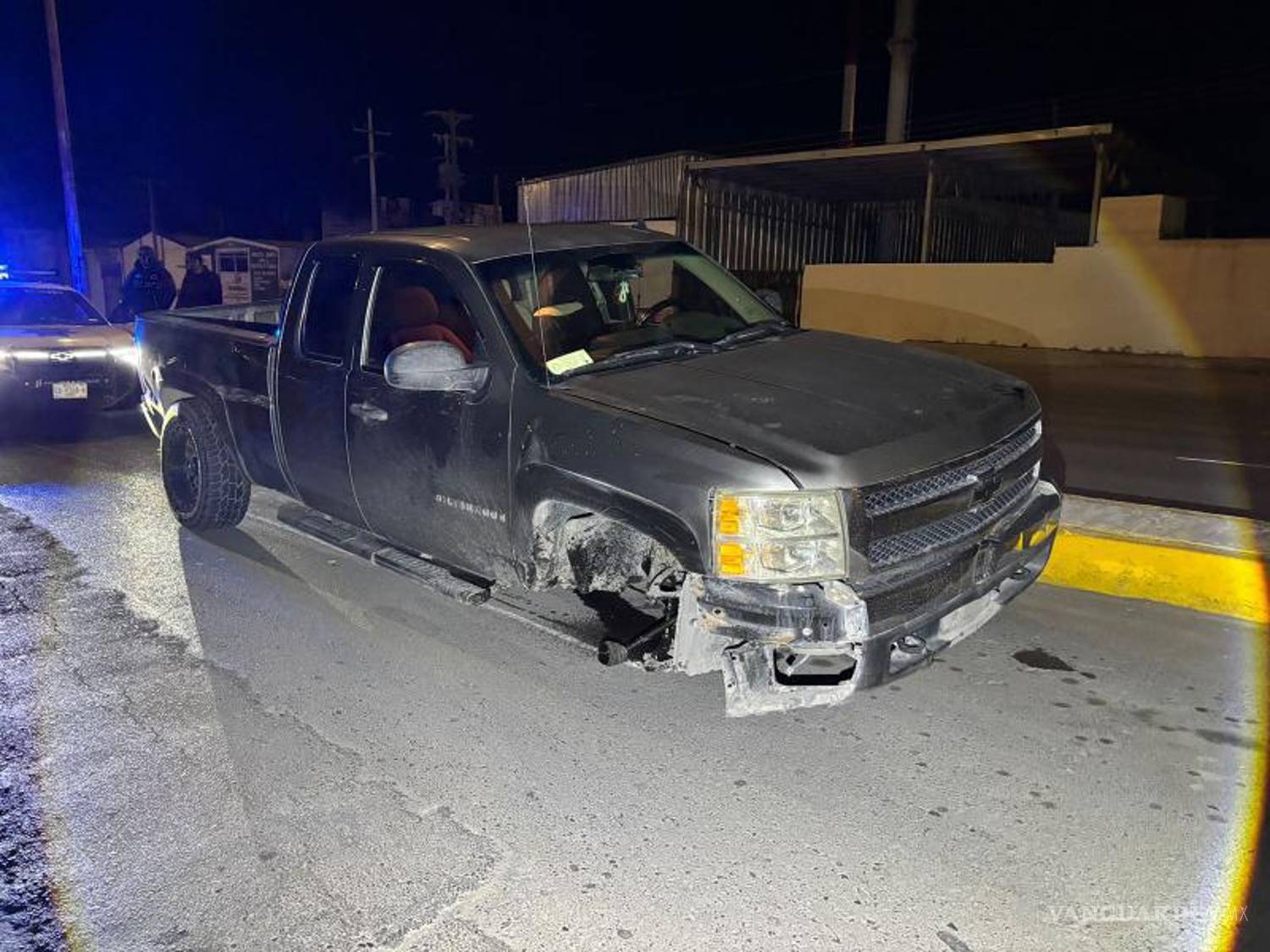 $!Una camioneta terminó con severos daños frontales tras impactarse contra una barrera de contención.