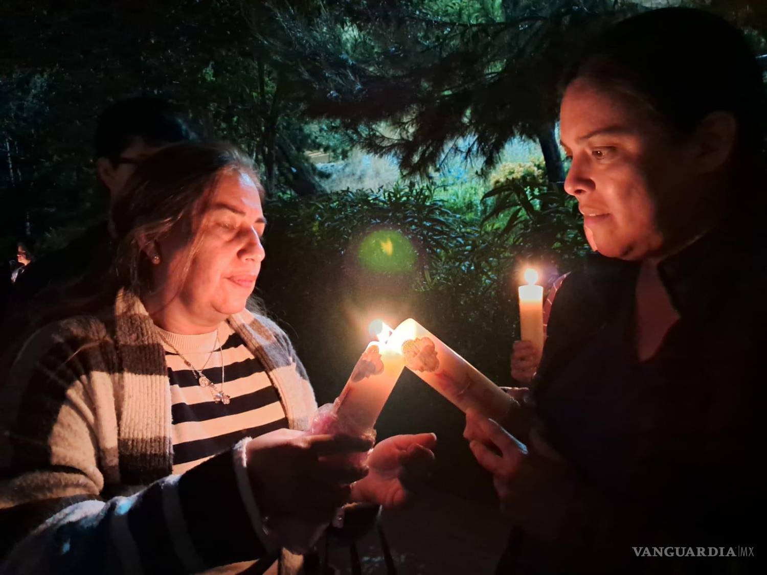 $!La misa reunió a personas de distintas edades que buscaban consuelo y alivio espiritual.