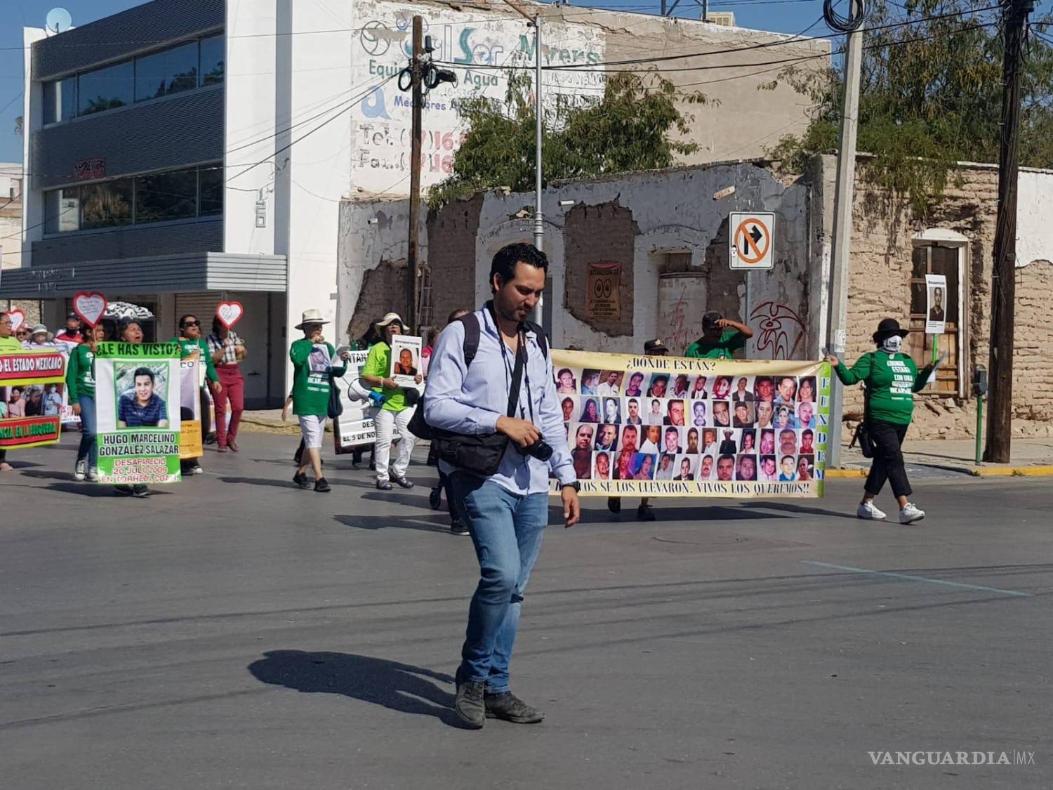 $!Francisco Rodríguez camina durante una marcha de familias buscadoras en Torreón, mientras documenta historias de desaparición y tortura en Coahuila.