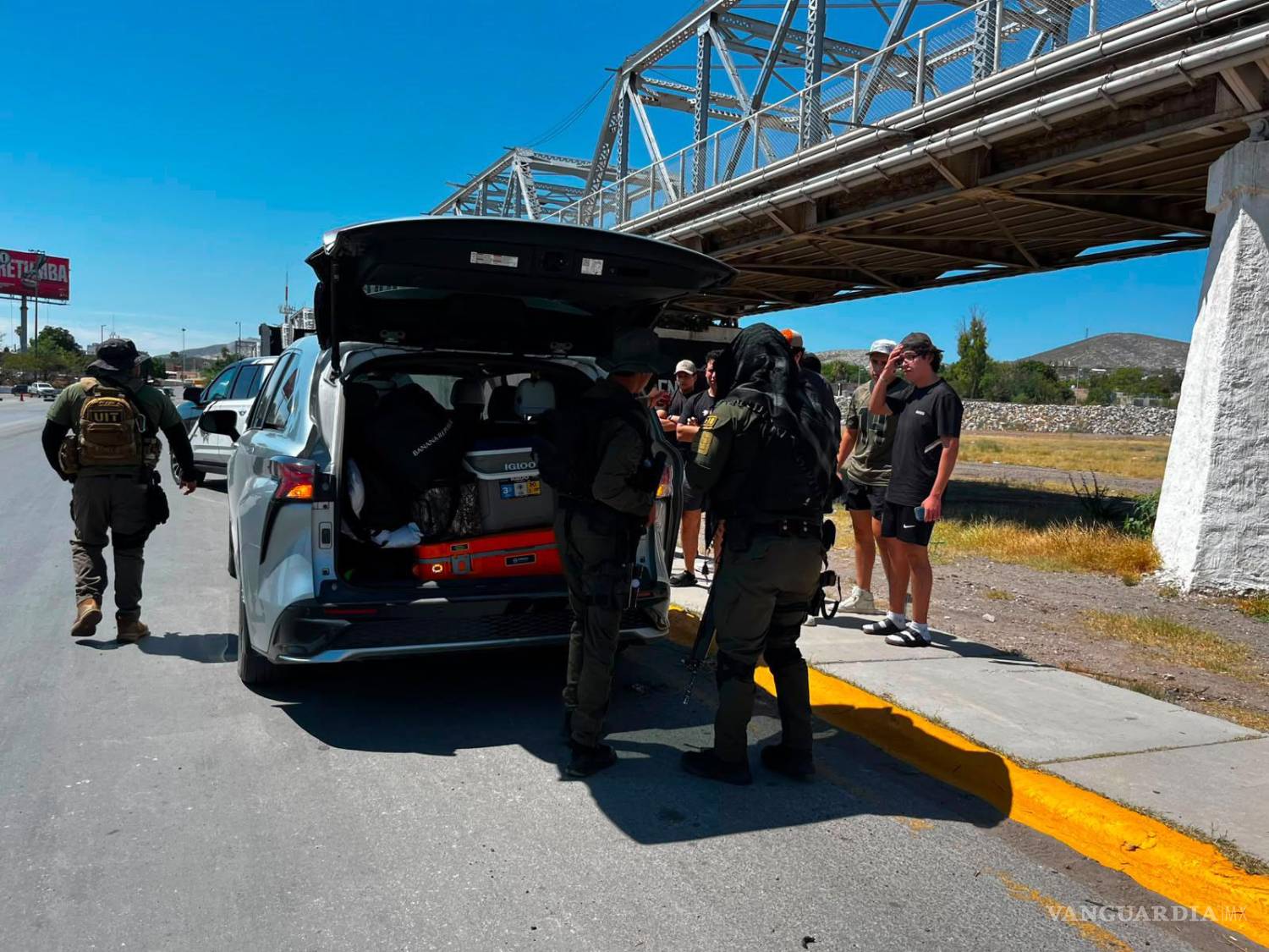 $!Elementos de la Policía Estatal reforzaron el Operativo Dragón en la zona de La Laguna, realizando revisiones a automovilistas y aseguramiento de bebidas alcohólicas como parte de las medidas de seguridad.