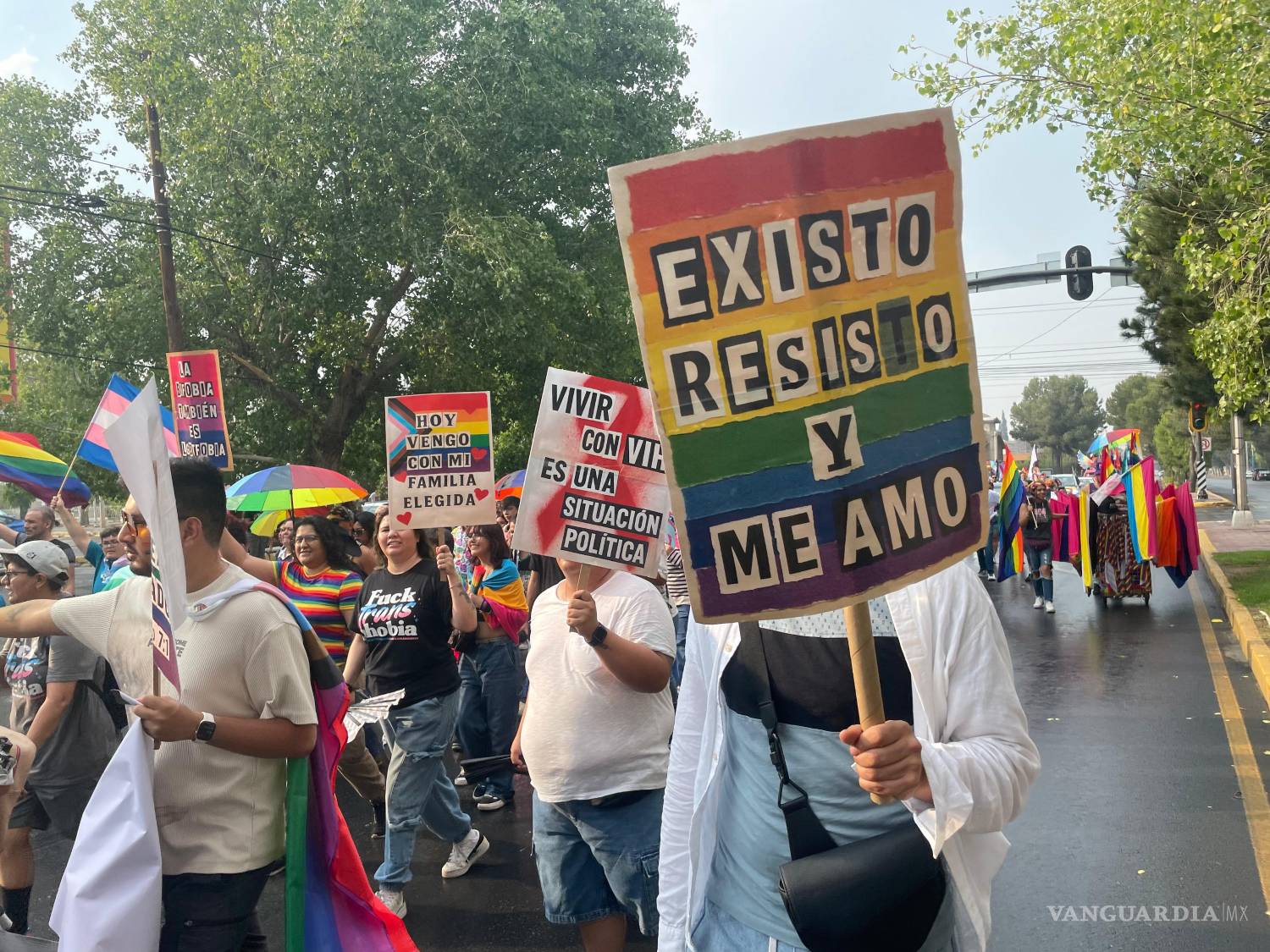 $!La decimosexta marcha en Saltillo reunió a contingentes de diversos municipios de Coahuila para exigir derechos electorales y sociales.