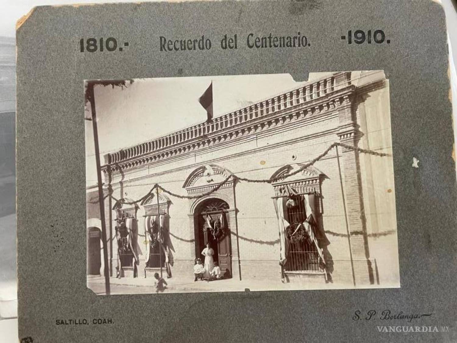 $!Los festones en las ventanas, eran obligados en los edificios públicos.