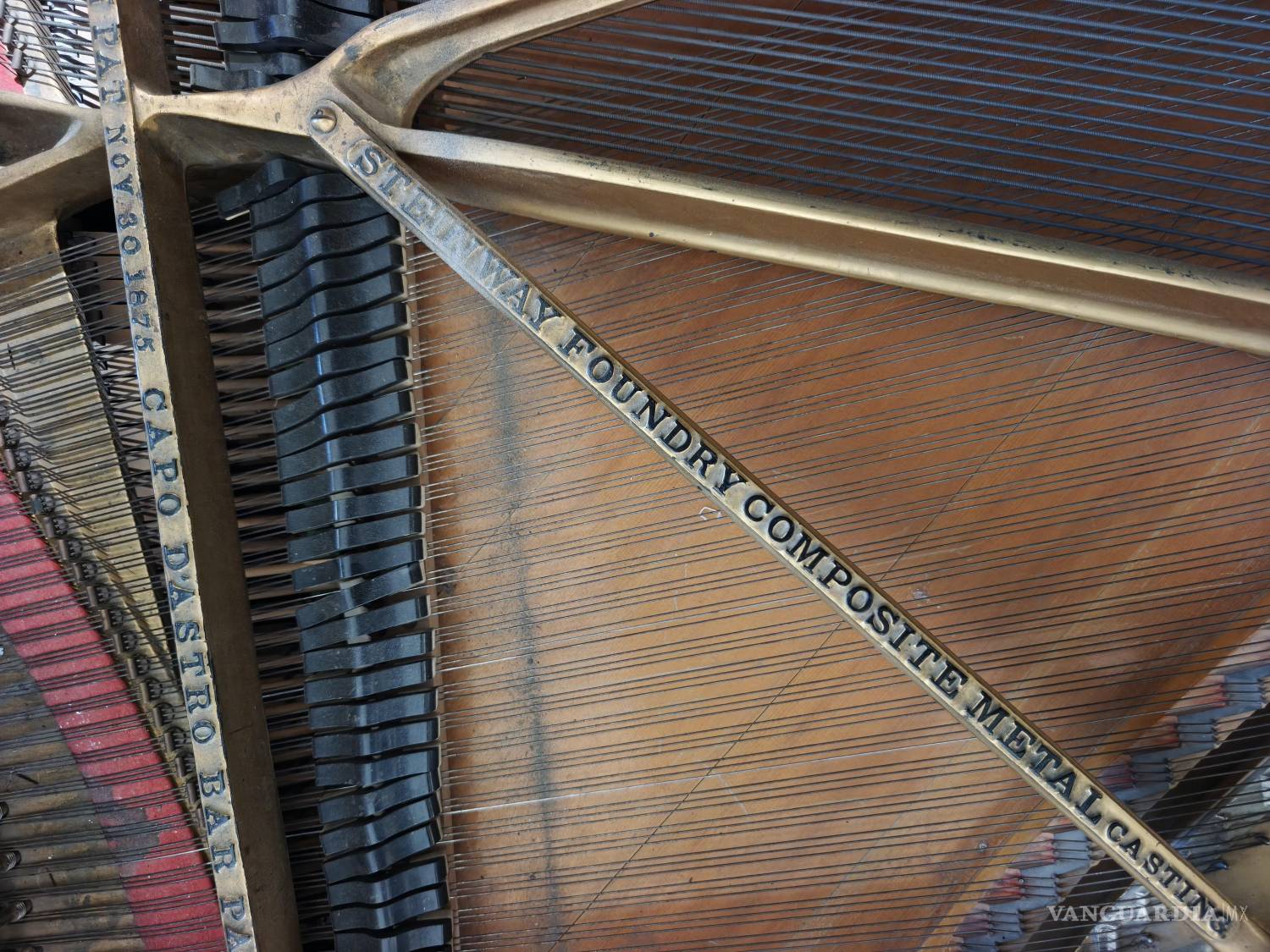 $!Las inscripciones moldeadas en la estructura metálica permitieron seguir algunas pistas sobre la construcción del Steinway.