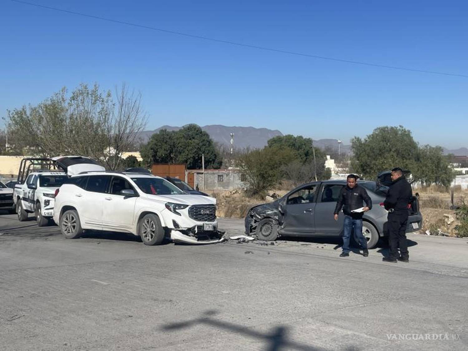 $!Un Renault fue impactado lateralmente por una camioneta GMC luego de que su conductor ignorara una señal de alto.