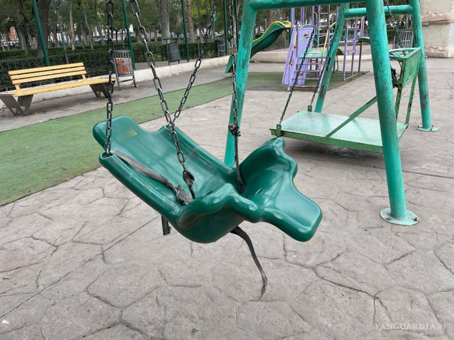 $!En la sección de columpios, algunos de los juegos presentan falta de seguridad, como los cinturones de seguridad ausentes.