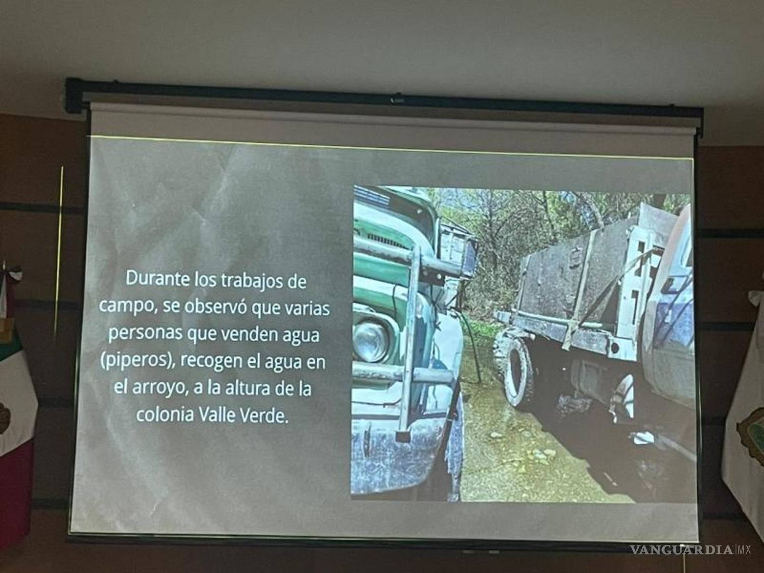 $!Pipas cargan agua del arroyo y la distribuyen para consumo humano.