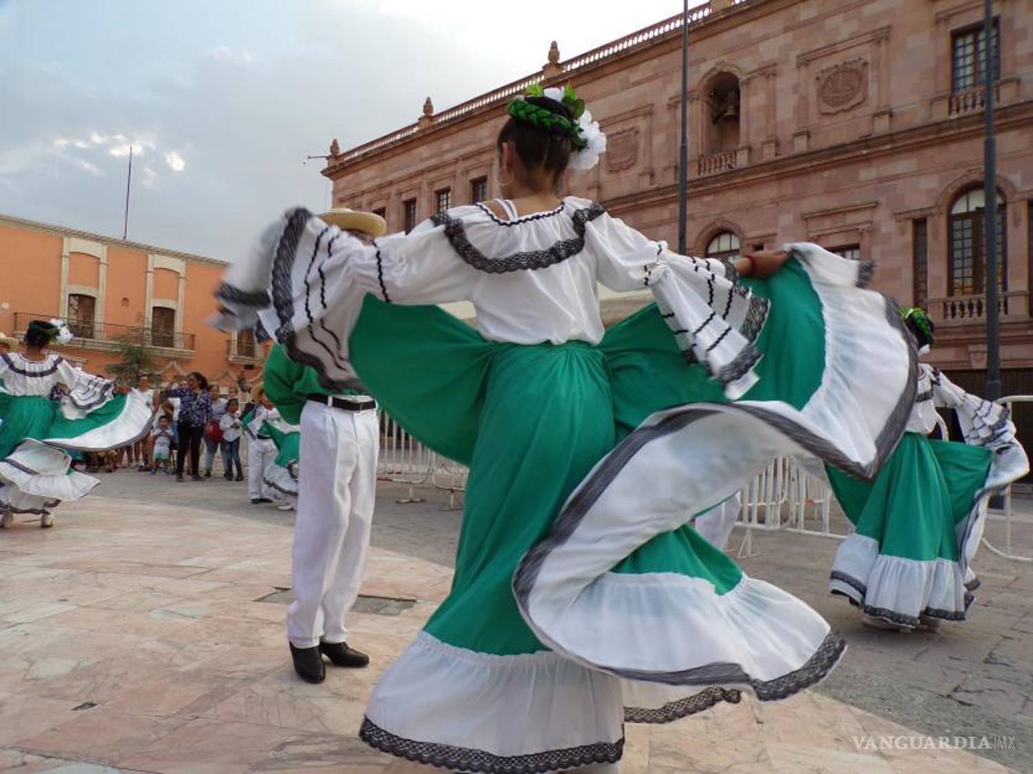 $!Como un atentado al patrimonio artístico enriquecido por casi 40 años, califican los padres de los menores la intención de desaparecer a Zenzontle.