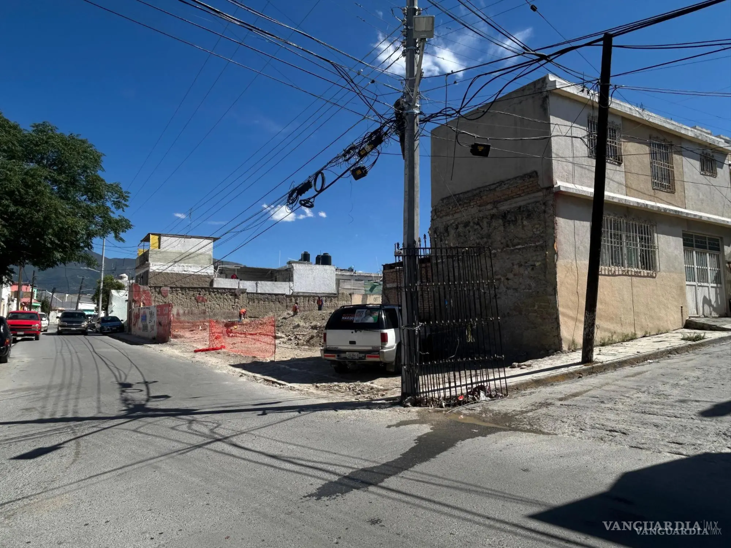 $!Una casa de adobe en el cruce de Matamoros y Simón Bolívar, en el barrio Águila de Oro, fue demolida para dar paso a una tienda de conveniencia.