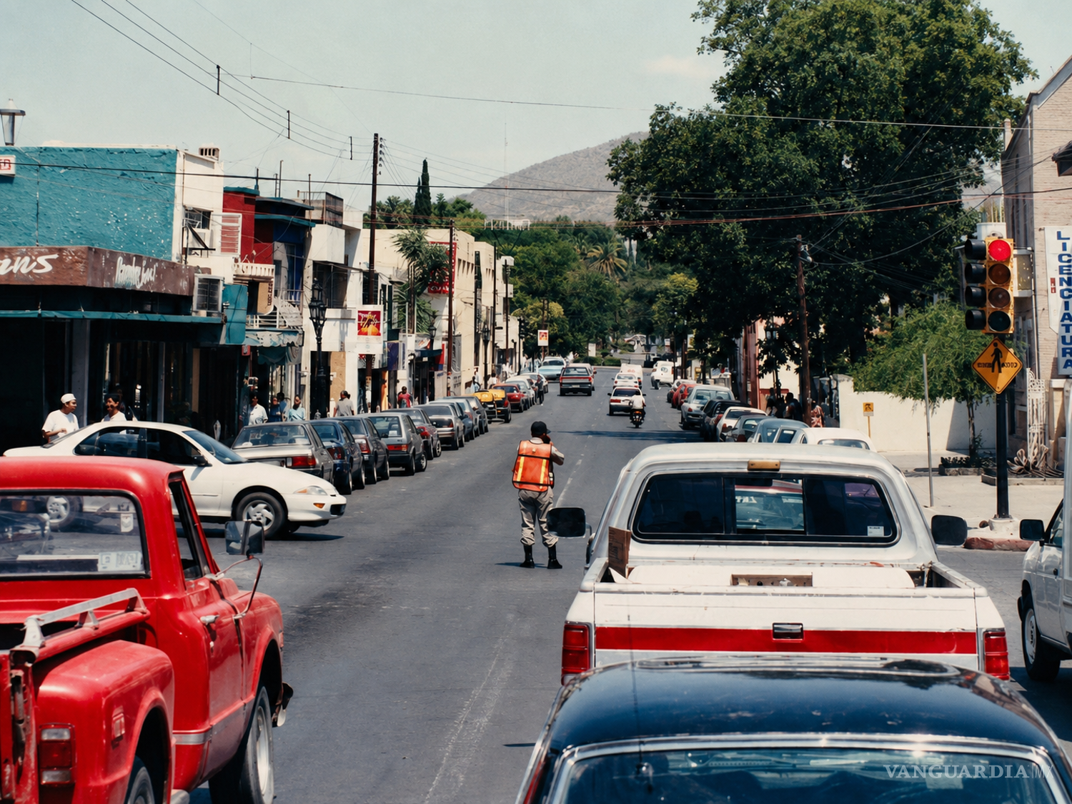 $!Una vista antigua de la calle Victoria hacia la Alameda permite reconocer la escala y continuidad de una ciudad que todavía podía leerse en perspectiva. La fotografía funciona como contraste frente a la saturación visual y vehicular del presente.