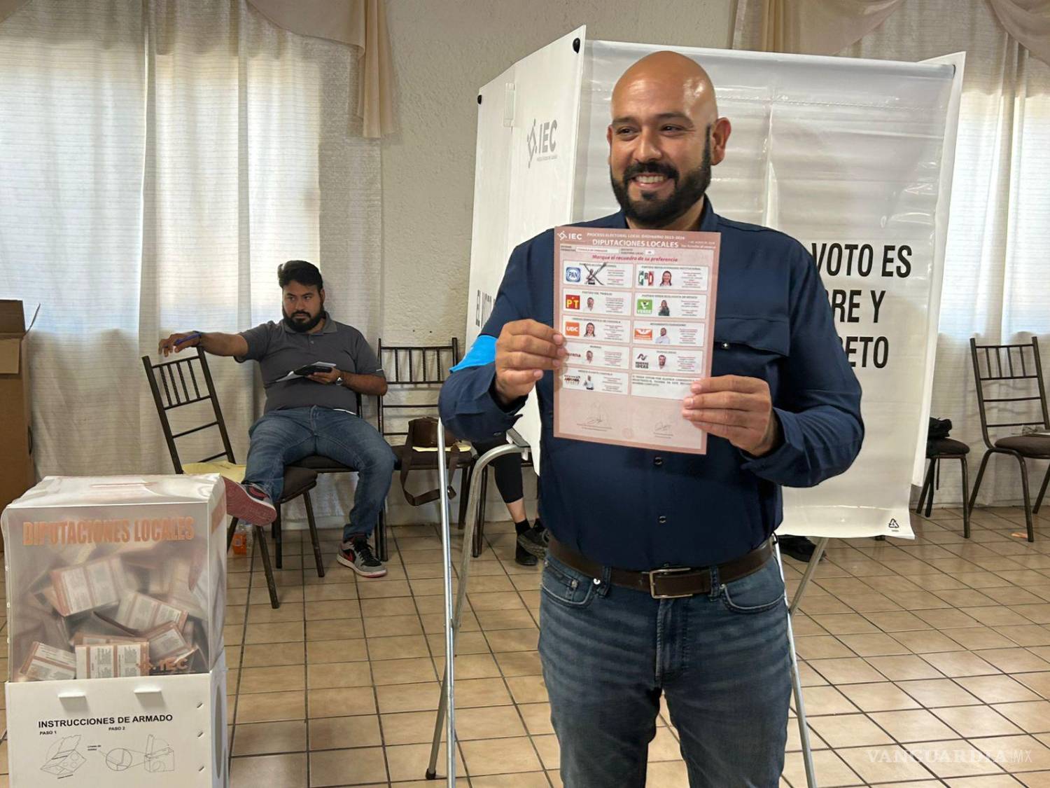 $!El candidato a diputado local por el Distrito 5, Héctor Garza Martínez, acudió a emitir su voto acompañado de su familia y señaló posibles irregularidades durante la jornada electoral.