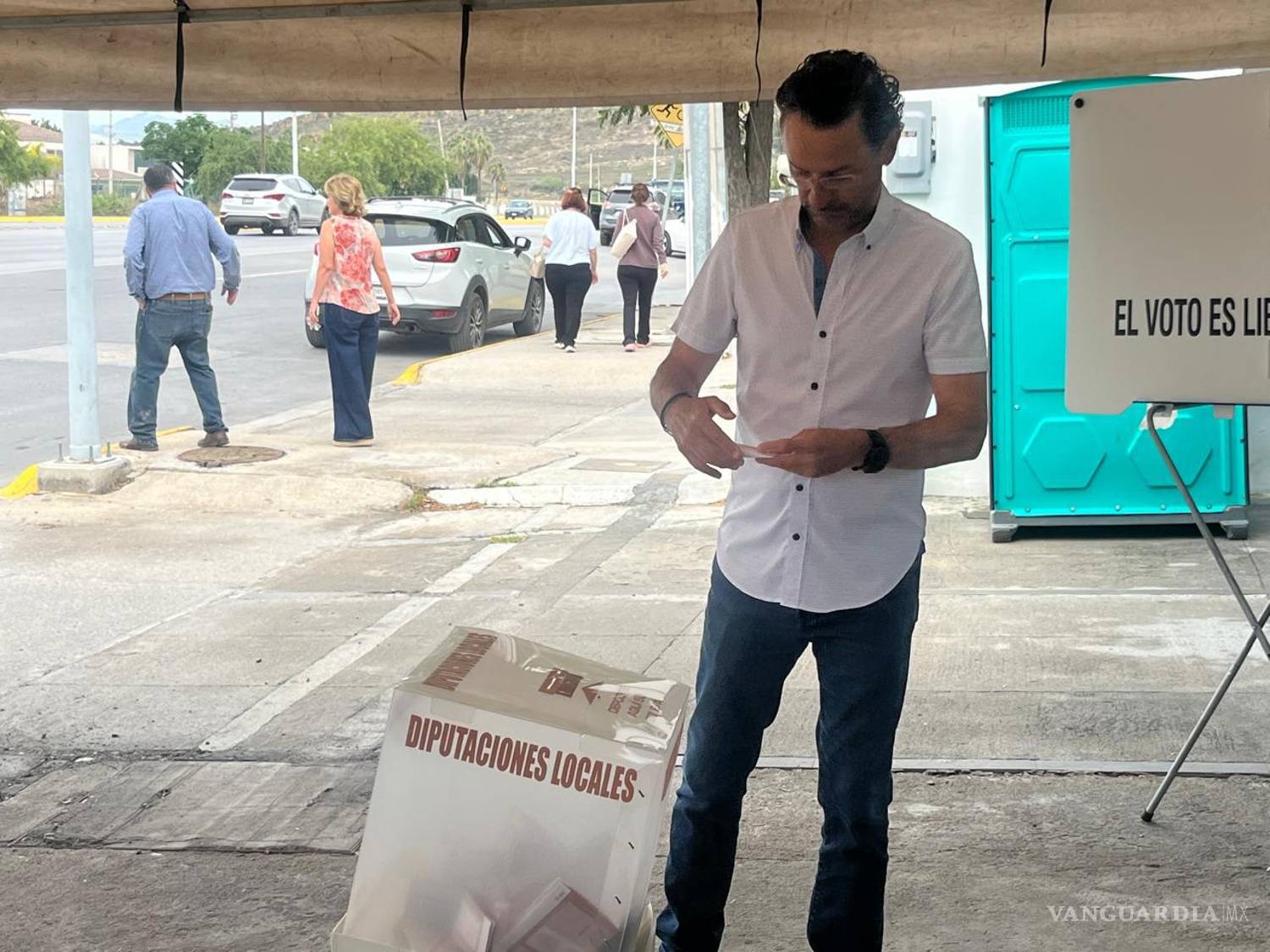 $!Alfredo López acudió a votar en la casilla 1902 ubicada en Los Valdés, frente a Jardines del Campestre, durante la jornada electoral de este domingo.