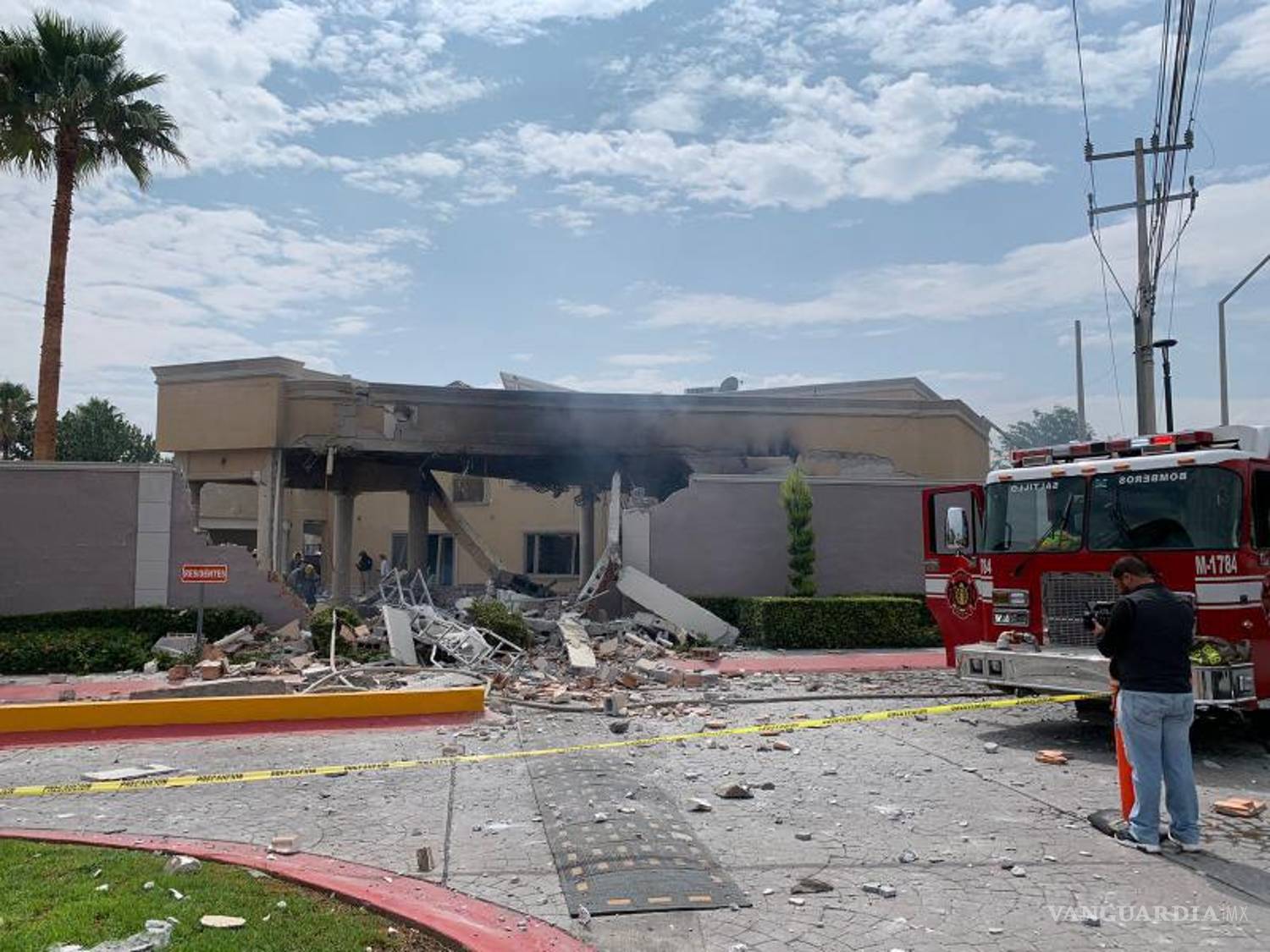 $!La barda perimetral del fraccionamiento terminó destruida.