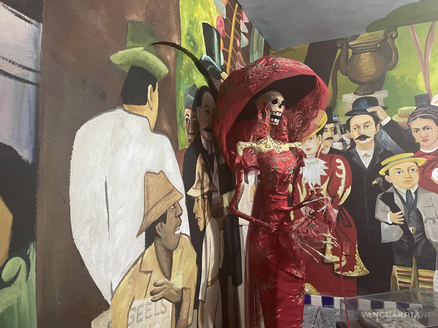 $!Todas las catrinas están hechas con técnicas tradicionales que emplean el papel maché y cartonería.