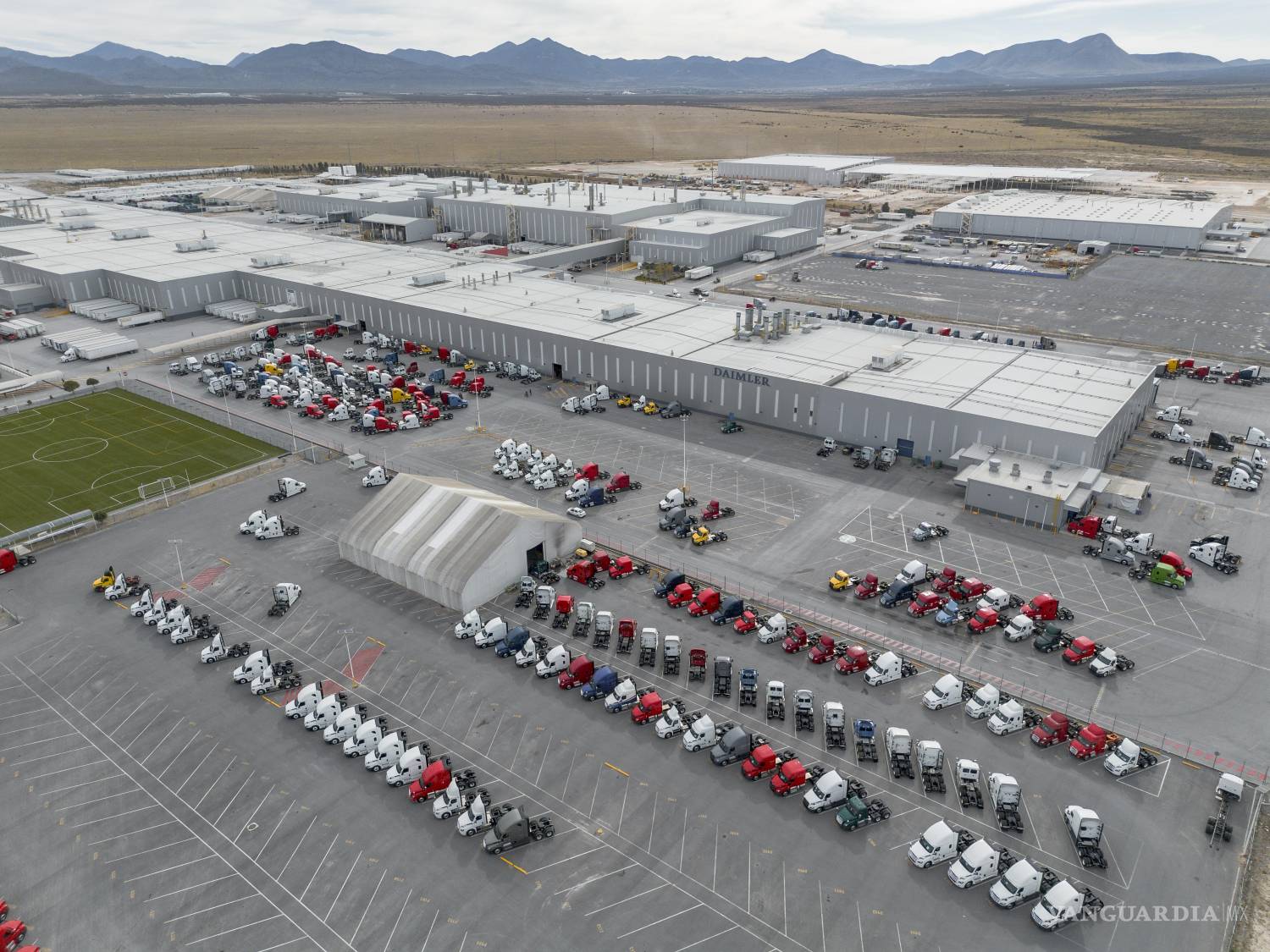 $!Daimler está modernizando sus instalaciones en Derramadero, para hacer más eficientes sus procesos.