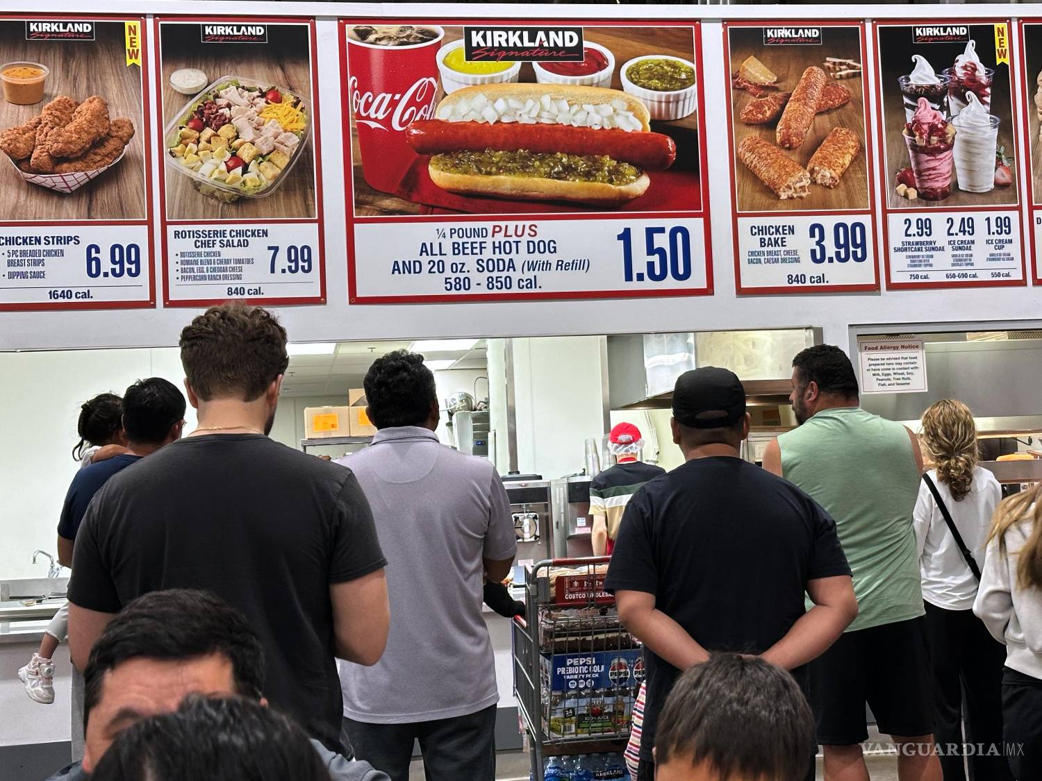 $!Los clientes esperan su pedido en el patio de comidas de una tienda mayorista en Mount Prospect, Illinois.