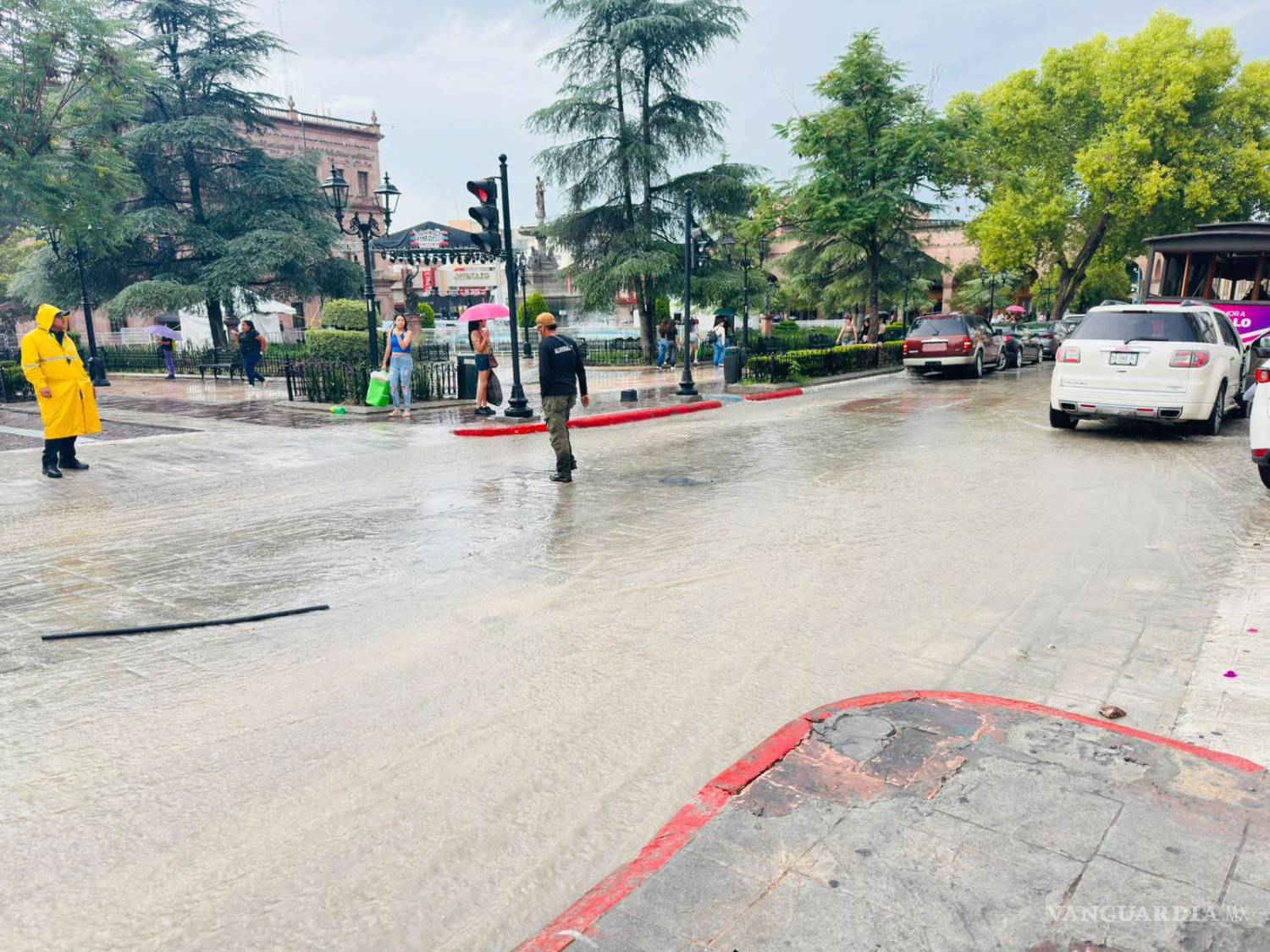 $!Las lluvias de junio de 2026 inundaron la ciudad. El Centro en particular, se vio afectado en los cruces peatonales.
