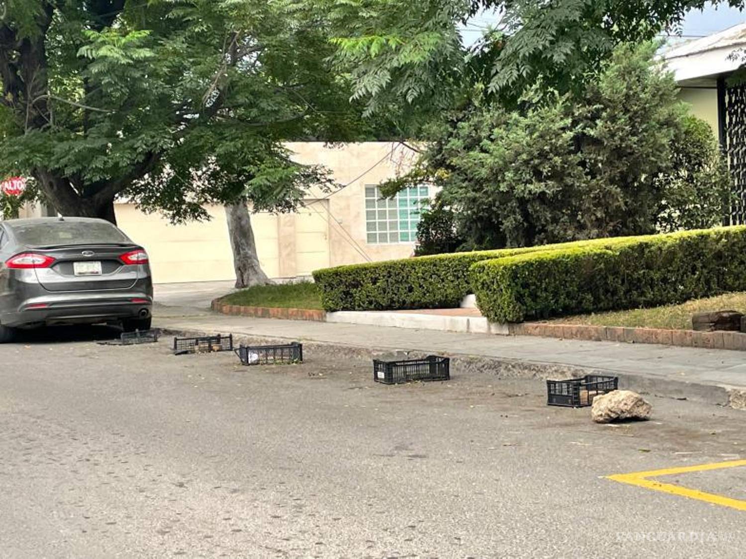 $!A pesar de estar prohibido, objetos como cajas siguen siendo utilizados para reservar espacios de estacionamiento.