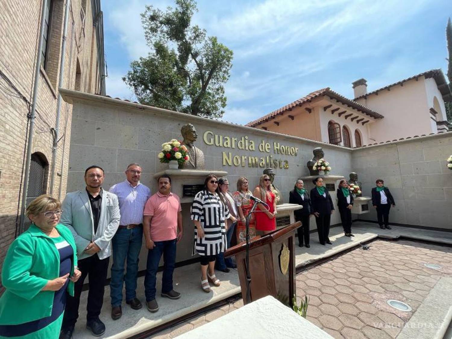 $!Normalistas que conmemoran 50, 60 y 65 años como egresados de la BENC, participaron en el acto de la monta de guardia.