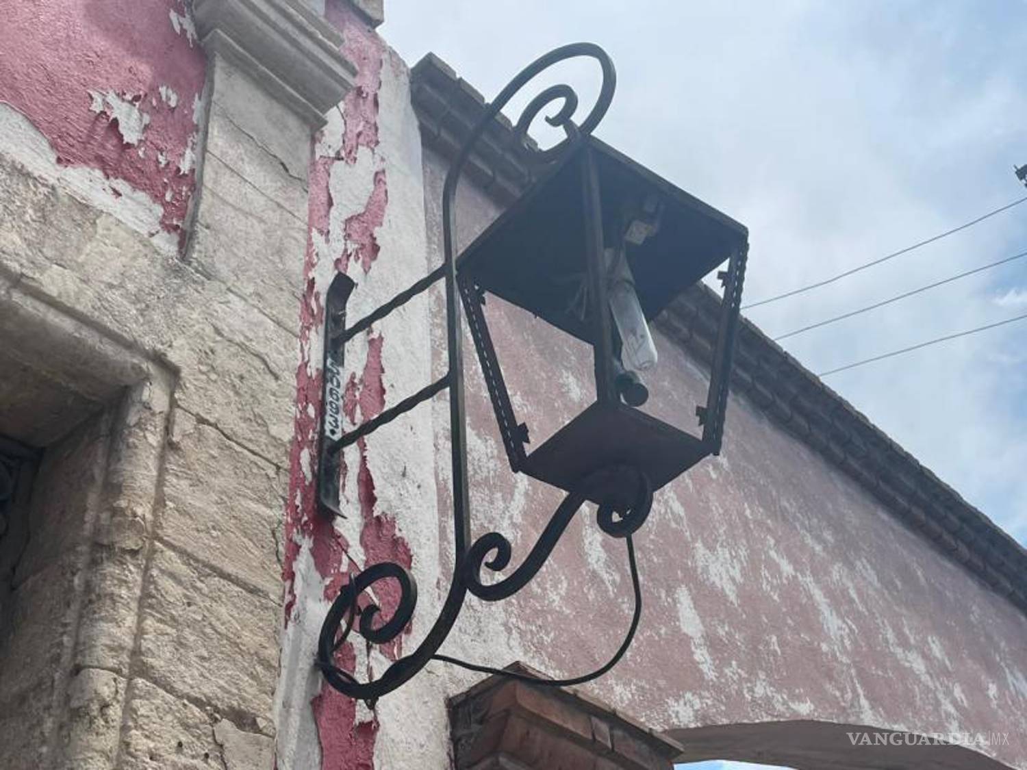 $!Dos farolas con vidrios rotos cuelgan de la fachada de la histórica casa de Rubén Herrera.