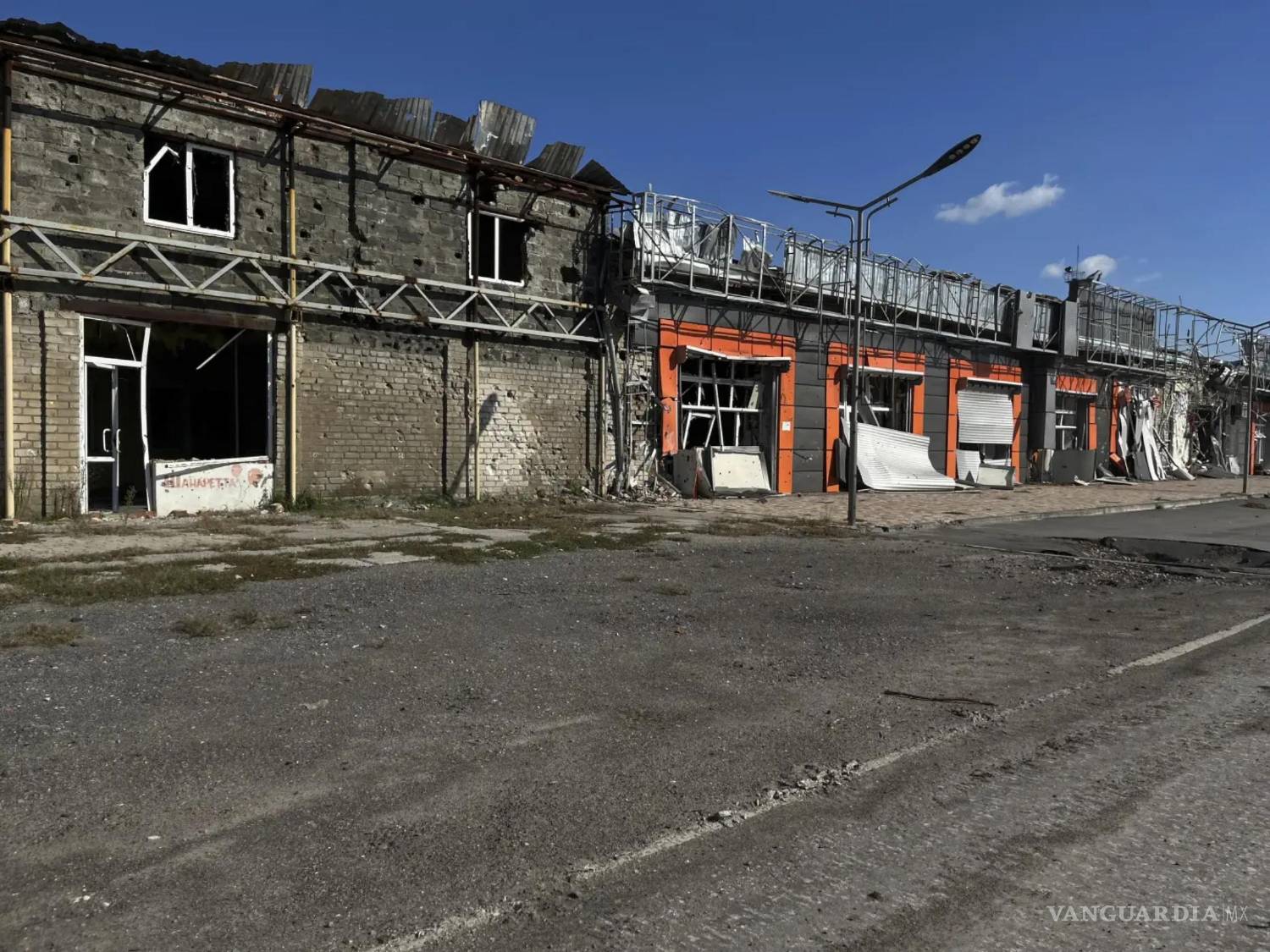 $!Edificios dañados en una calle de la localidad recuperada de Limán, Ucrania, el viernes 7 de octubre de 2022.