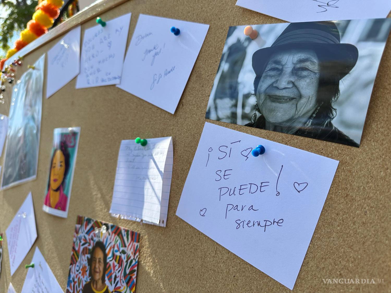 $!En esta foto tomada con un teléfono inteligente, se observan fotografías y mensajes escritos a mano que forman parte de un altar instalado en honor a Dolores Huerta en Old Town Plaza, en Albuquerque, Nuevo México, el miércoles 28 de octubre de 2026.
