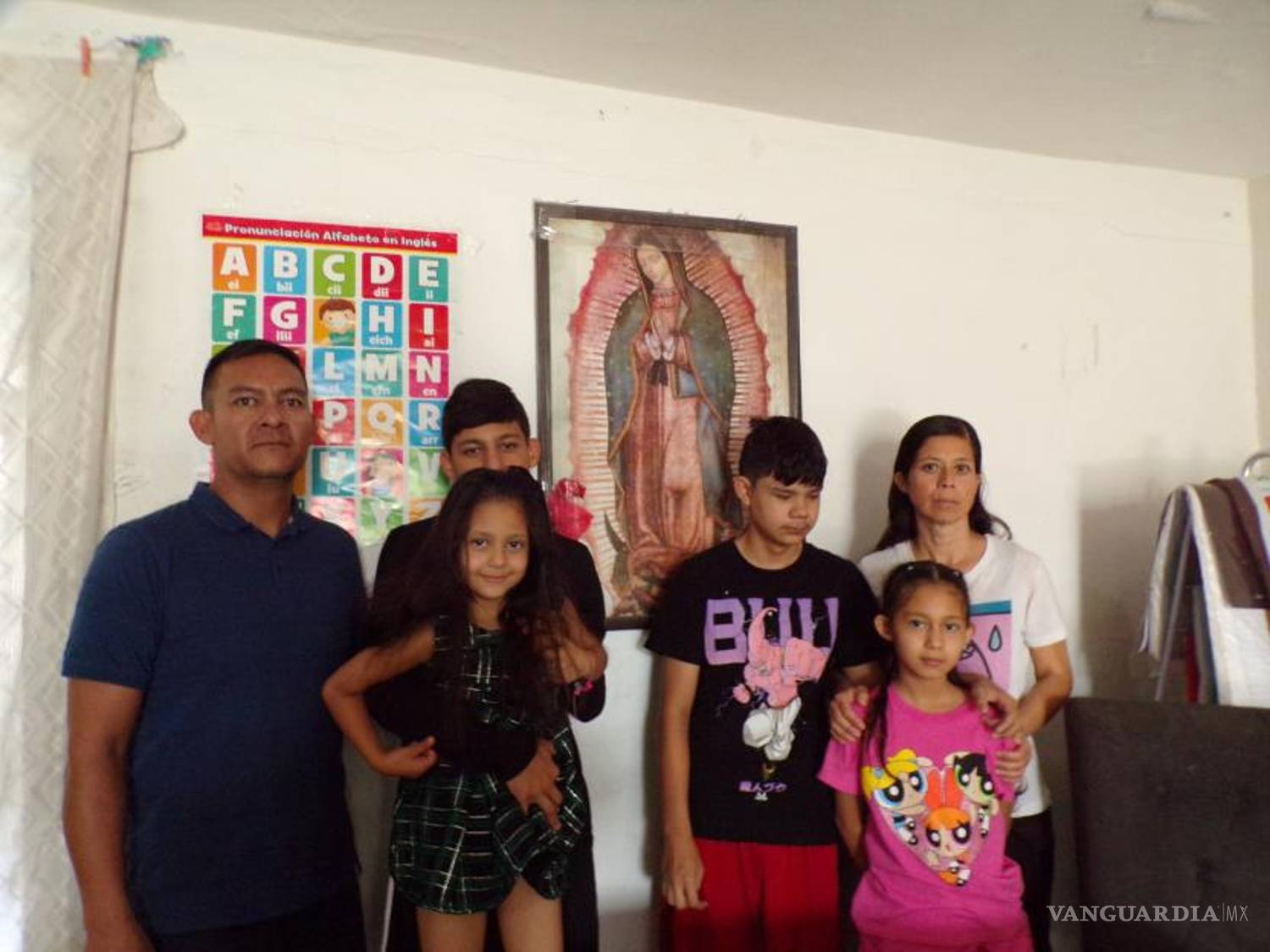 $!Faby, madre de cuatro, sobrevive gracias a su pequeño negocio mientras busca reunir fondos para operarse.