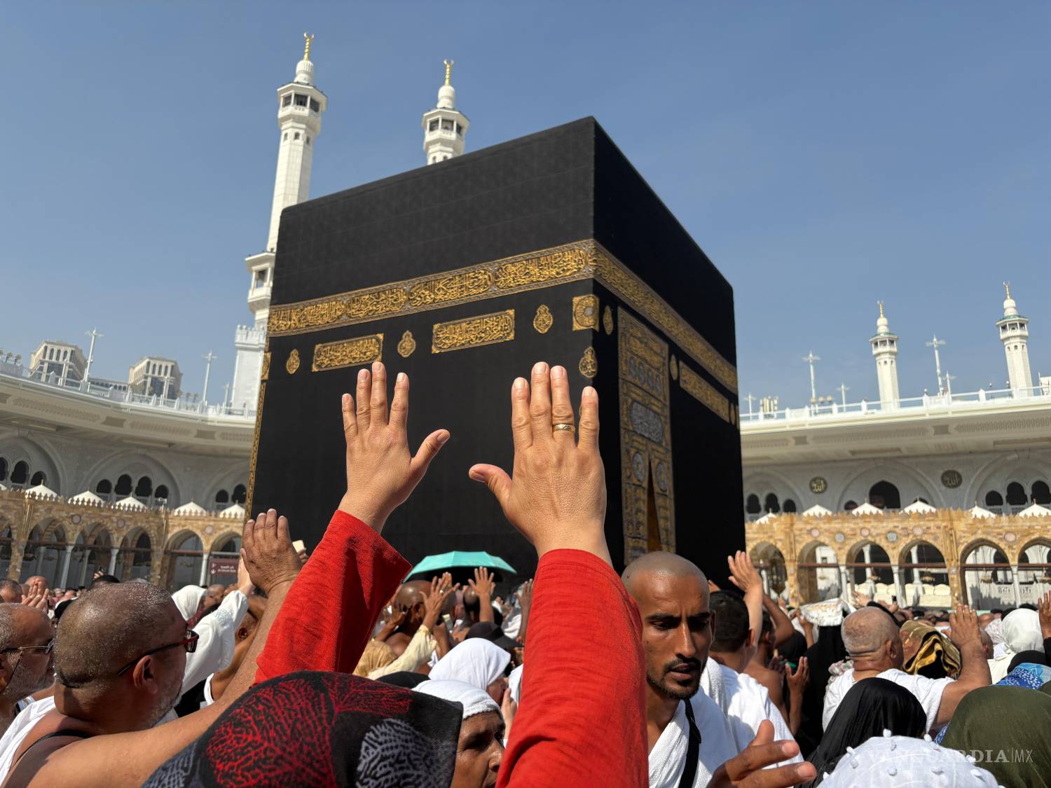 $!Peregrinos musulmanes rezan mientras rodean la Kaaba, en la Gran Mezquita, durante una peregrinación menor, llamada Umrah, el 7 de diciembre de 2025.