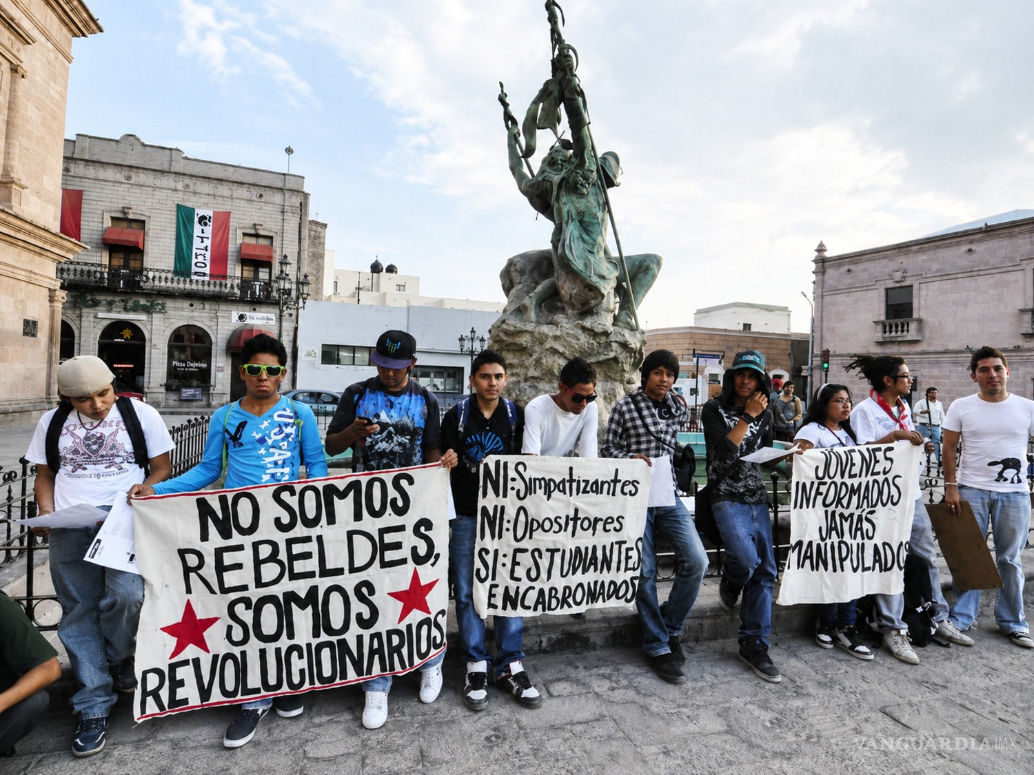 $!Jóvenes vinculados al movimiento #YoSoy132 se manifiestan en el centro de Saltillo durante 2012. La organización local convocó protestas pacíficas para exigir medios más objetivos, libertad de expresión, un voto informado y mayor vigilancia ciudadana sobre el proceso electoral.