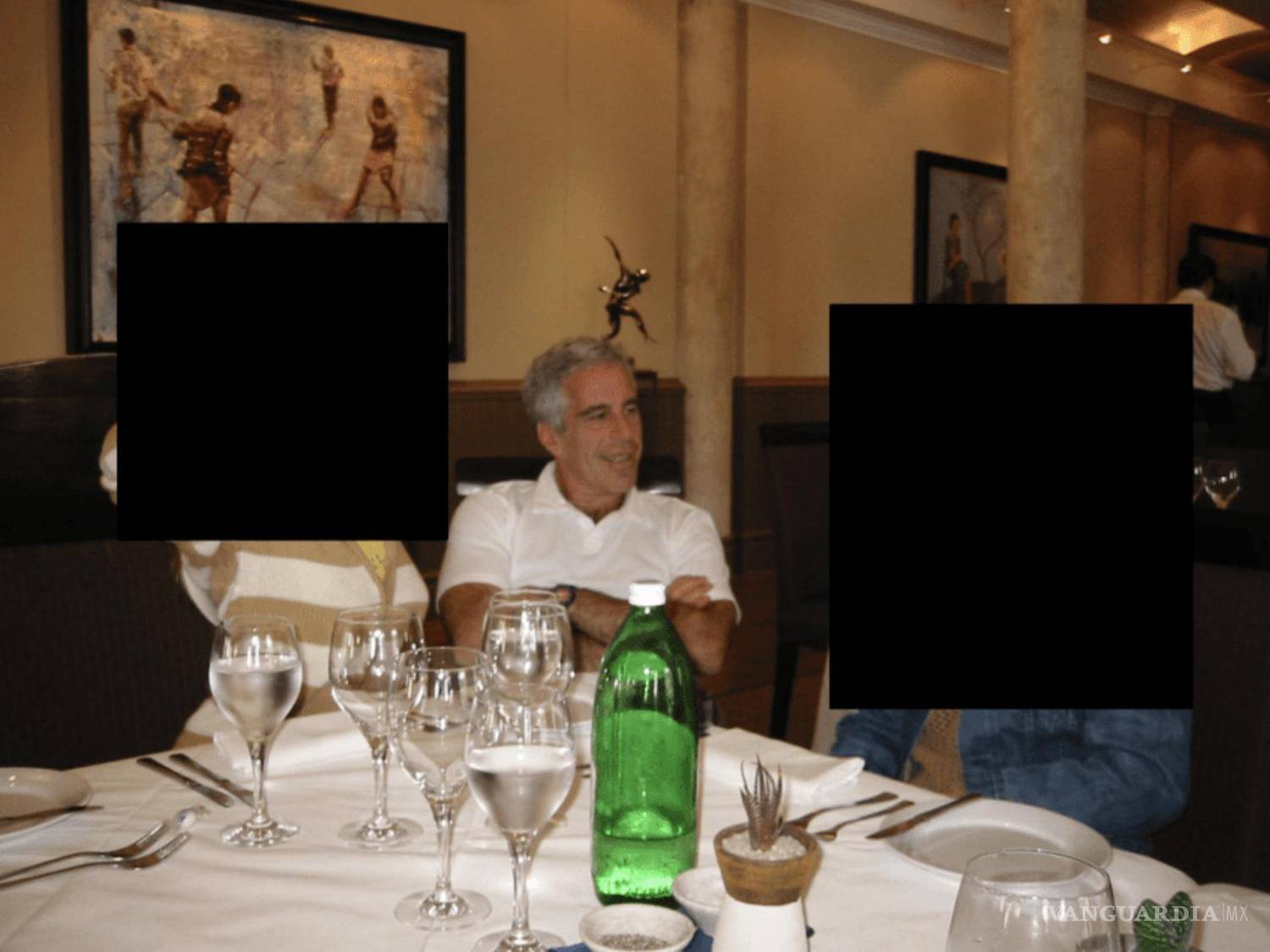 $!Una foto sin fecha, censurada y proporcionada por el Departamento de Justicia, Jeffrey Epstein.