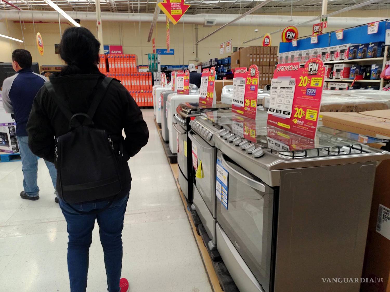 $!En los comercios del primer cuadro de la ciudad las ventas han disminuido hasta un 70 por ciento.