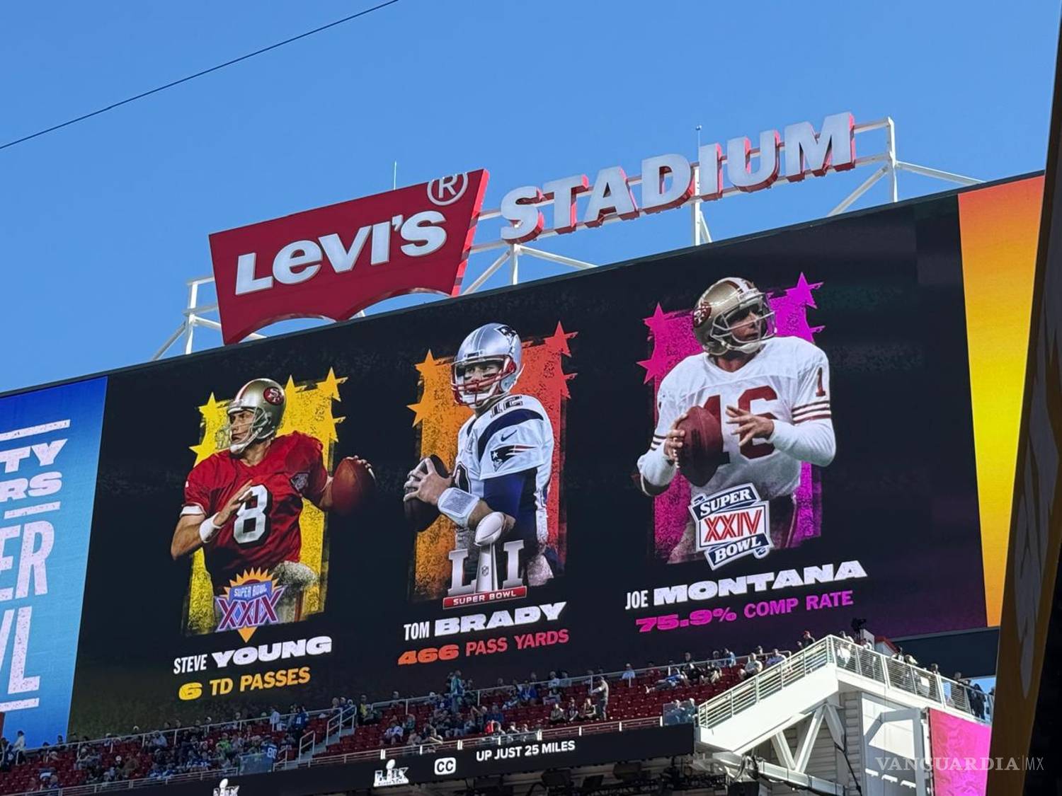 $!Joe Montana, Jerry Rice y otras leyendas del Super Bowl fueron ovacionadas en el Levi’s Stadium, dando inicio a una ceremonia cargada de historia antes del duelo entre Seahawks de Seattle y Patriots de New England.
