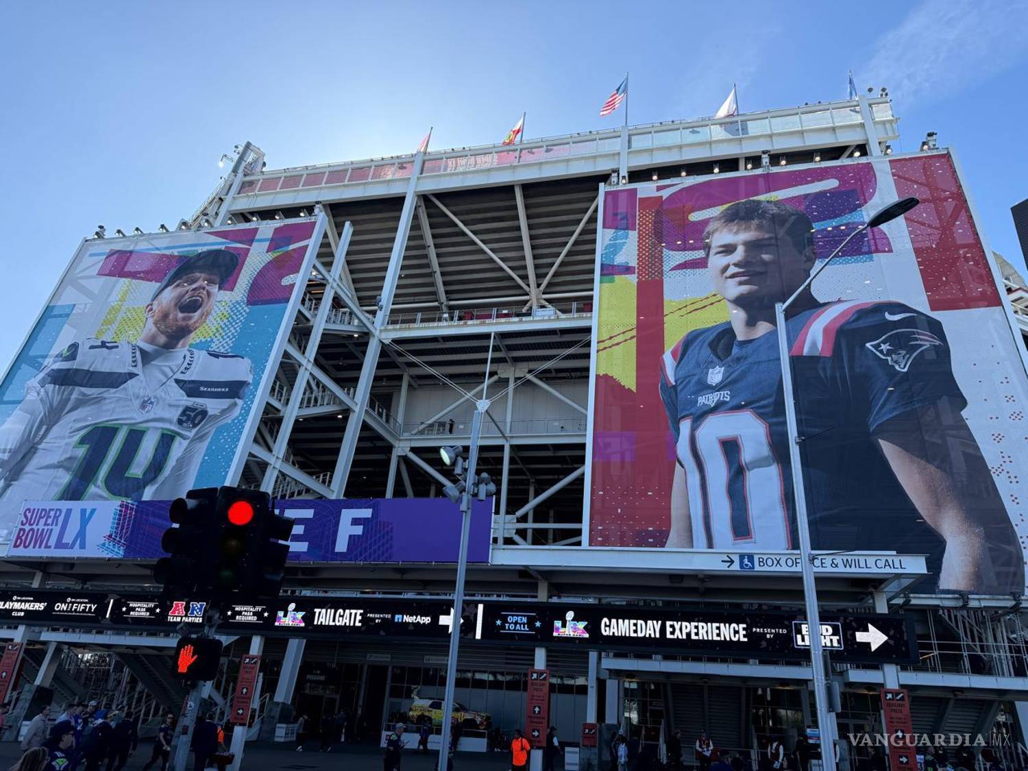 $!La interpretación del himno nacional y el sobrevuelo de seis aviones sellaron la ceremonia previa del Super Bowl LX, en una noche histórica en Santa Clara.