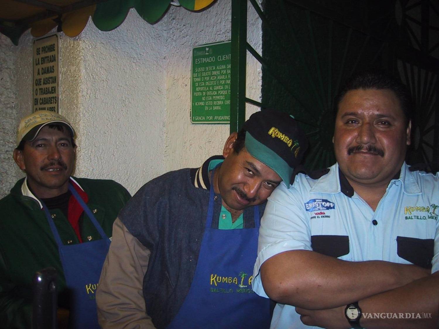 $!“Bienvenido a Kumbala”: el personal era parte del ecosistema simbólico. Entre bromas, delantales y vigilancia, sostenían la maquinaria de una noche eterna..