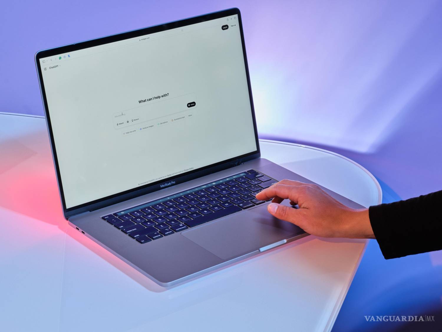 $!Millones de usuarios interactúan con modelos de lenguaje como ChatGPT en una dinámica que algunos expertos comparan con la consulta a un oráculo moderno.