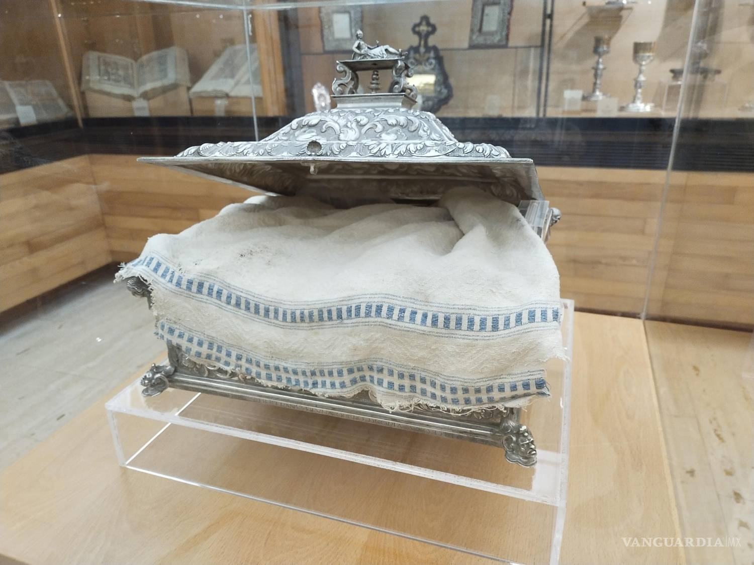 $!La pieza original del Mantel de la Última Cena, descrito por Antonio Puente en su libro ‘España inédita’, está guardado en una arca de plata en la Catedral de Coria.