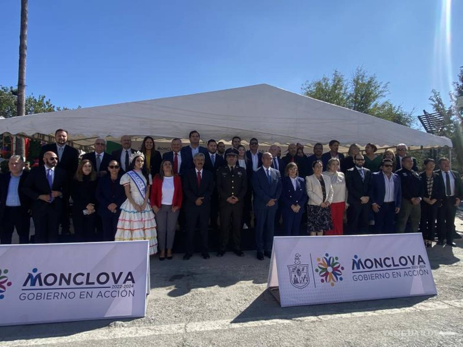 $!El presidium, encabezado por el alcalde Mario Dávila y autoridades locales, atento al desfile de la Revolución Mexicana.