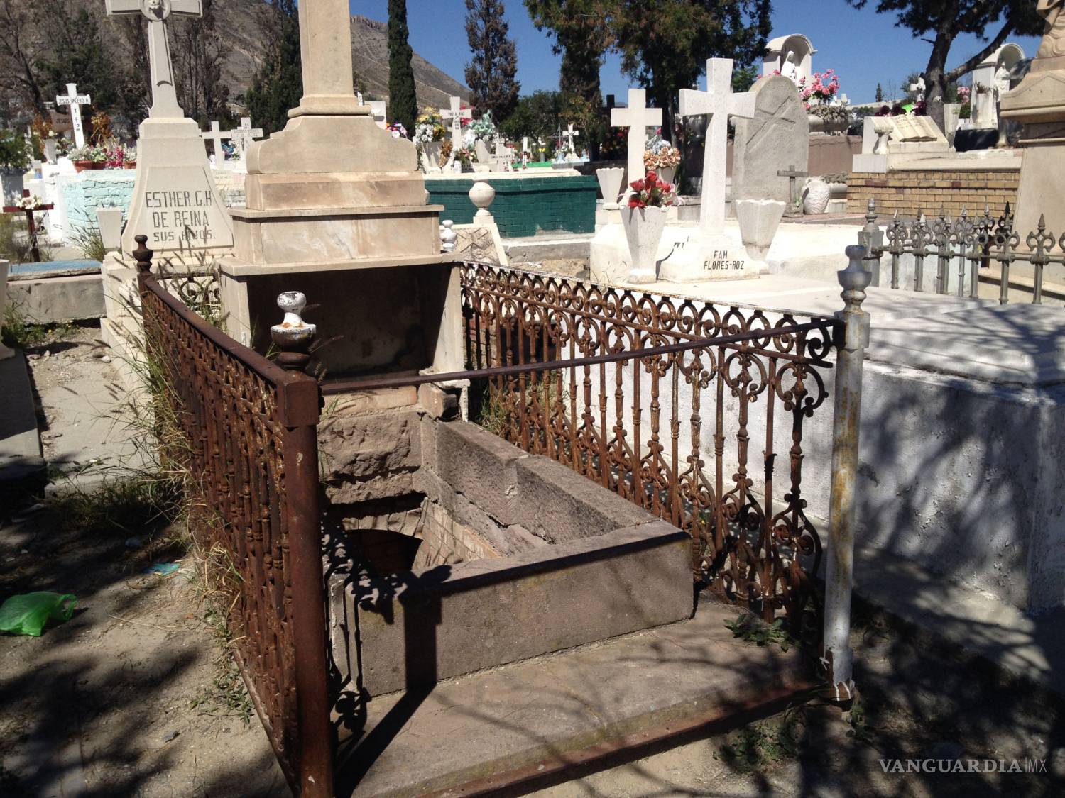 $!Saturados tres panteones de Saltillo