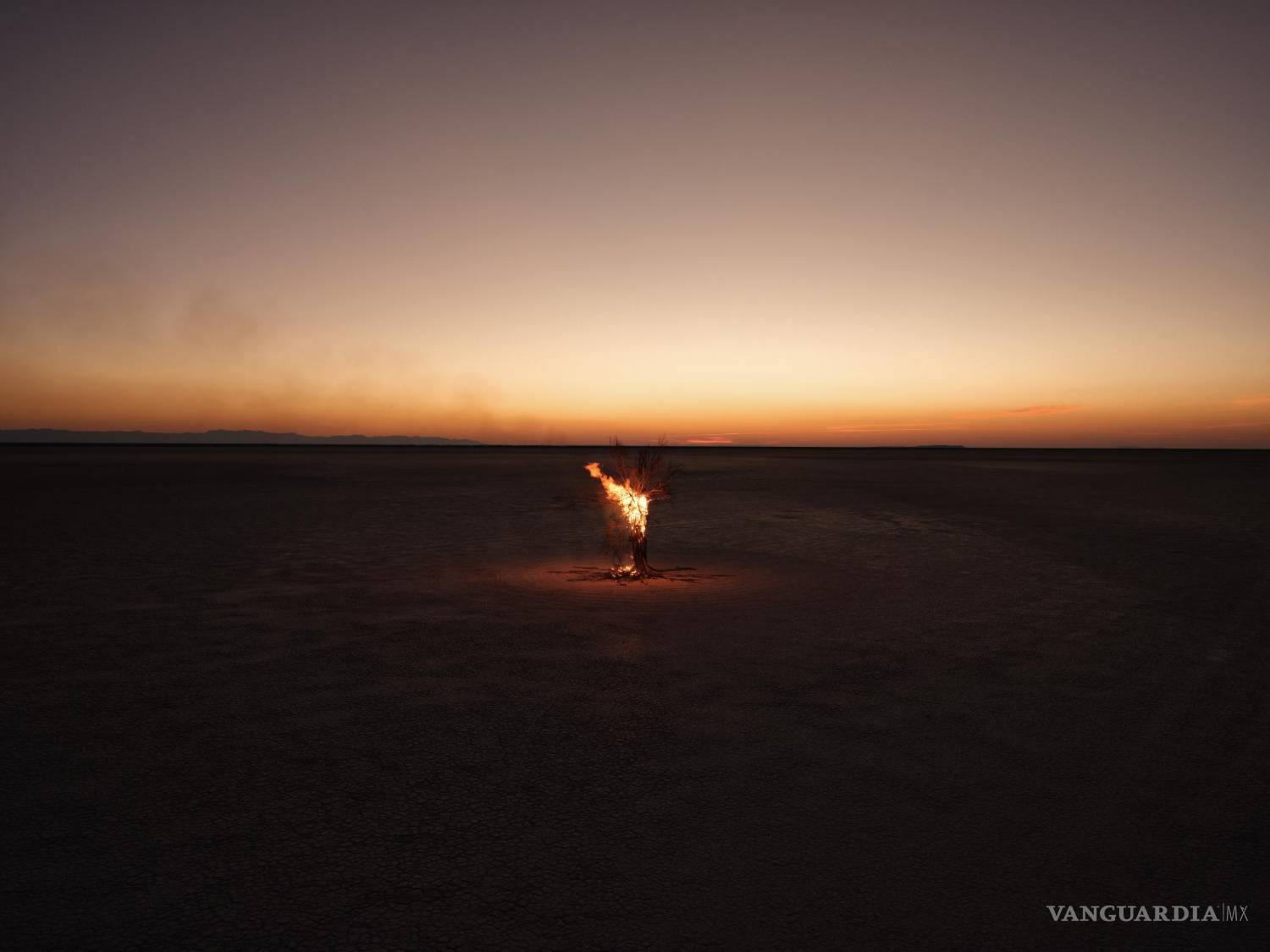 $!El territorio plano y el horizonte lejano fueron algunas de las características por las que el fotógrafo este desierto como su locación.