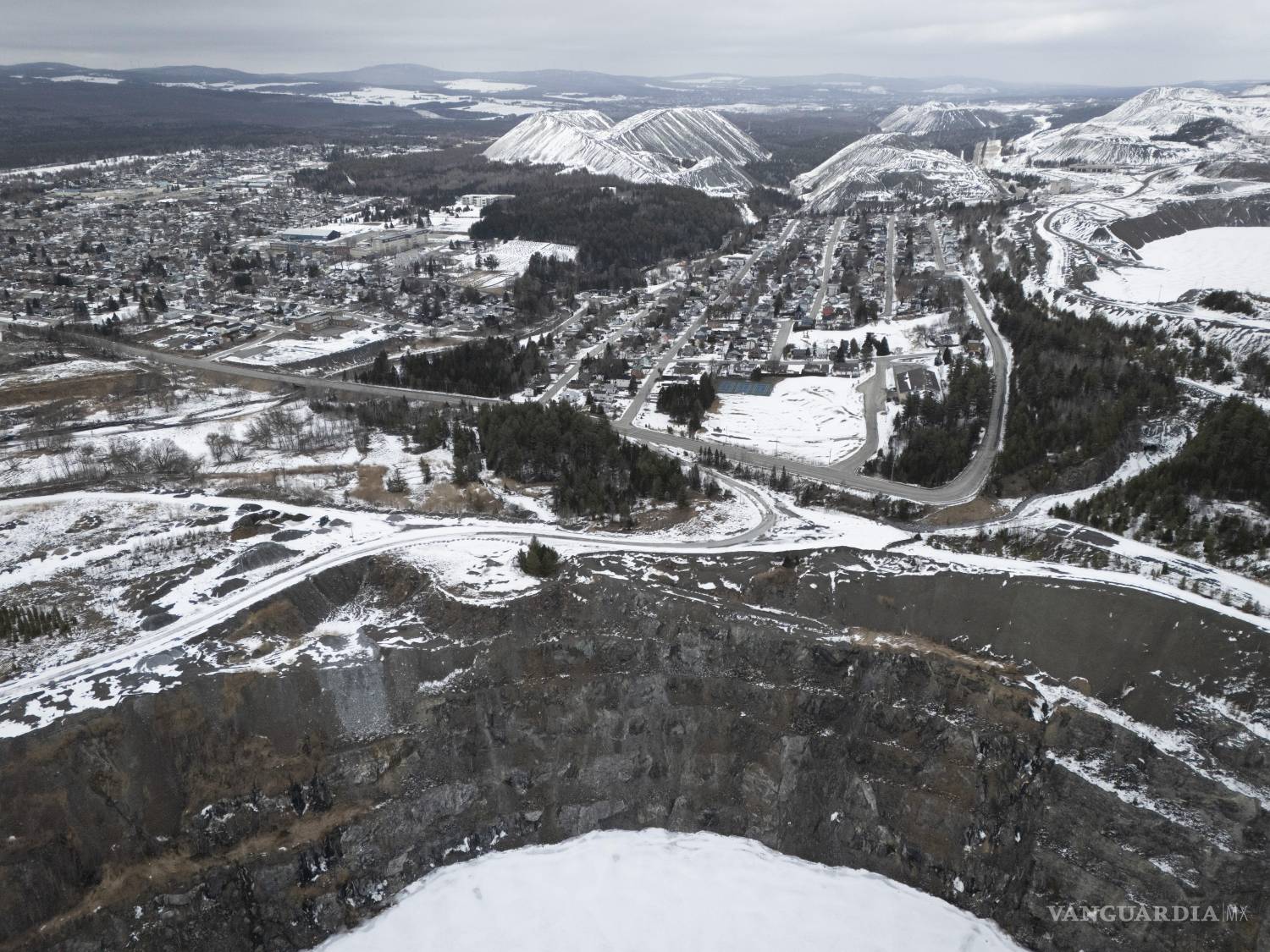 $!Mina de amianto clausurada en Thetford Mines, Quebec, Canadá. La ciudad de Thetford Mines se asienta junto al emplazamiento de una antigua mina de amianto.